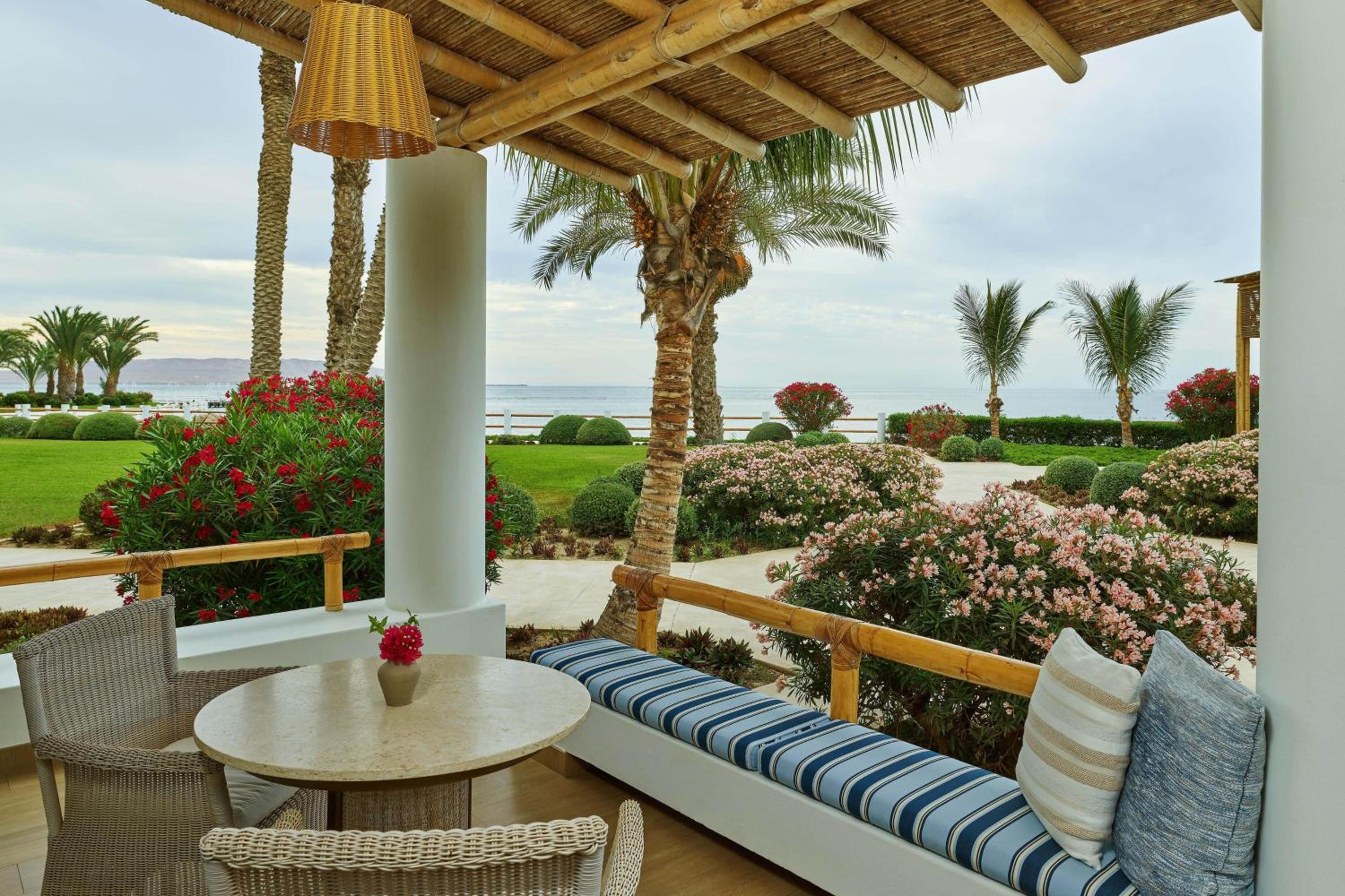 Deluxe Guest Room, 1 King, Oceanfront - Photo 3