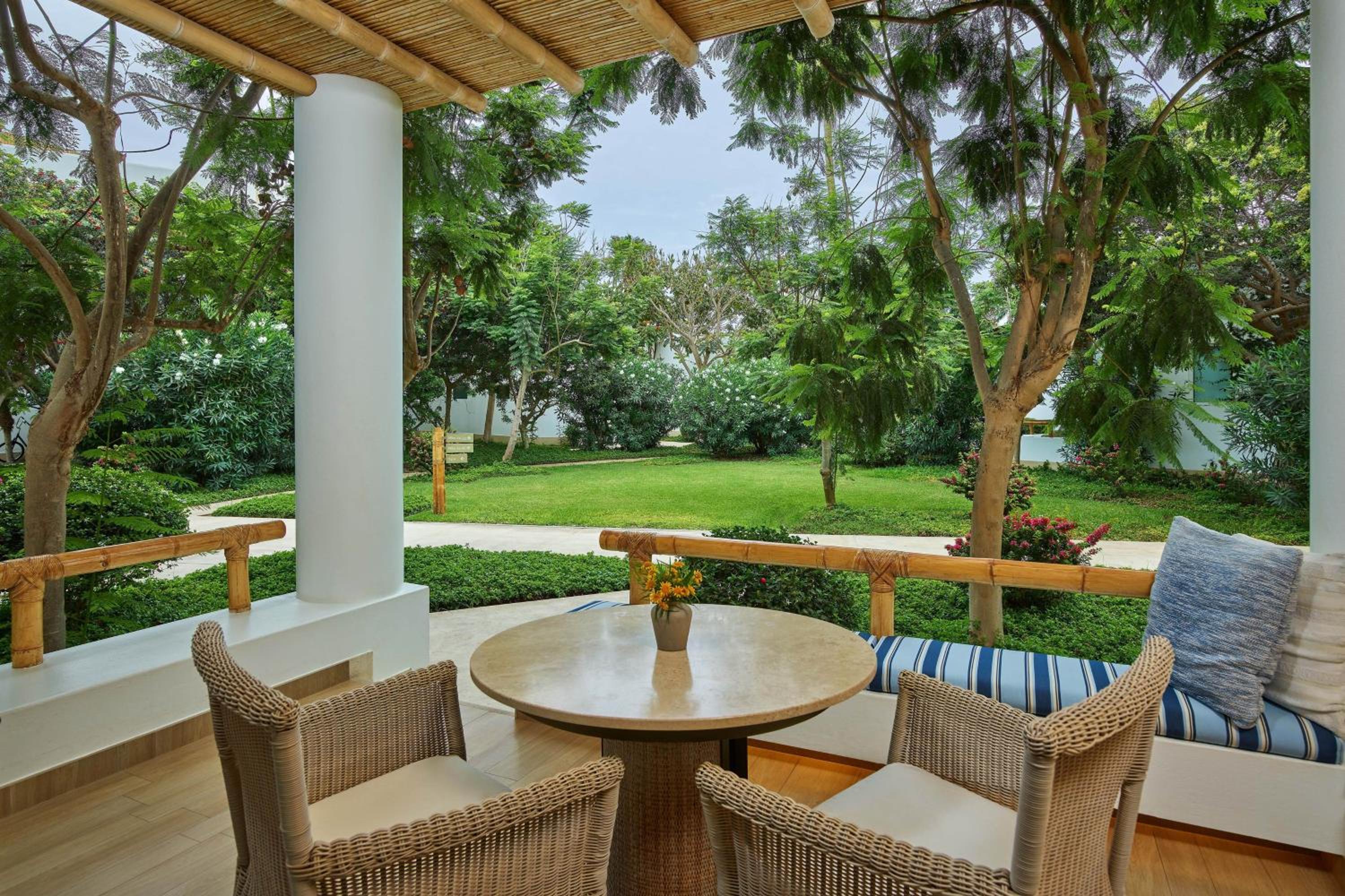 Deluxe Guest Room, 1 King, Garden View - Photo 5
