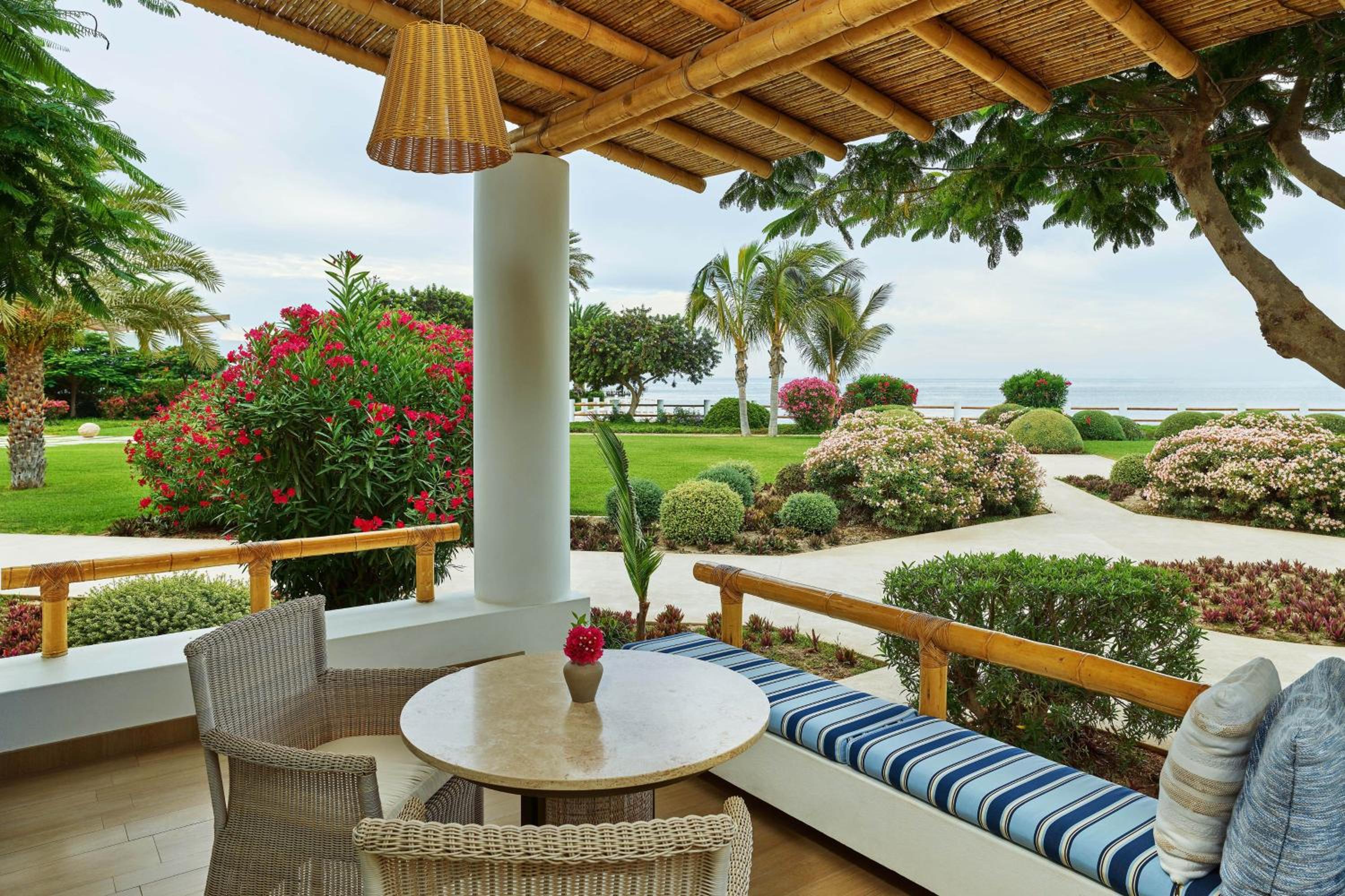 Deluxe Guest Room, 1 King, Oceanfront - Photo 4