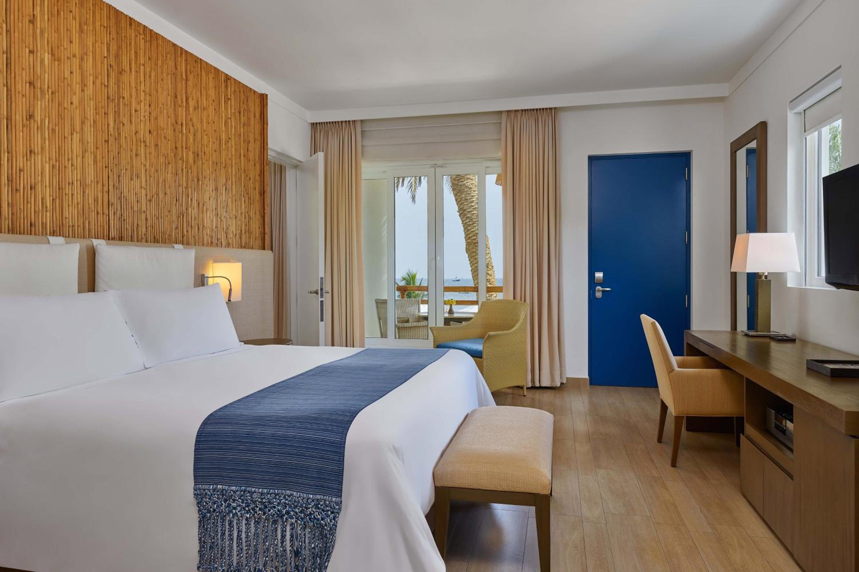 Solarium, Larger Suite, 1 King, Sofa Bed, Oceanfront	 - Photo 7