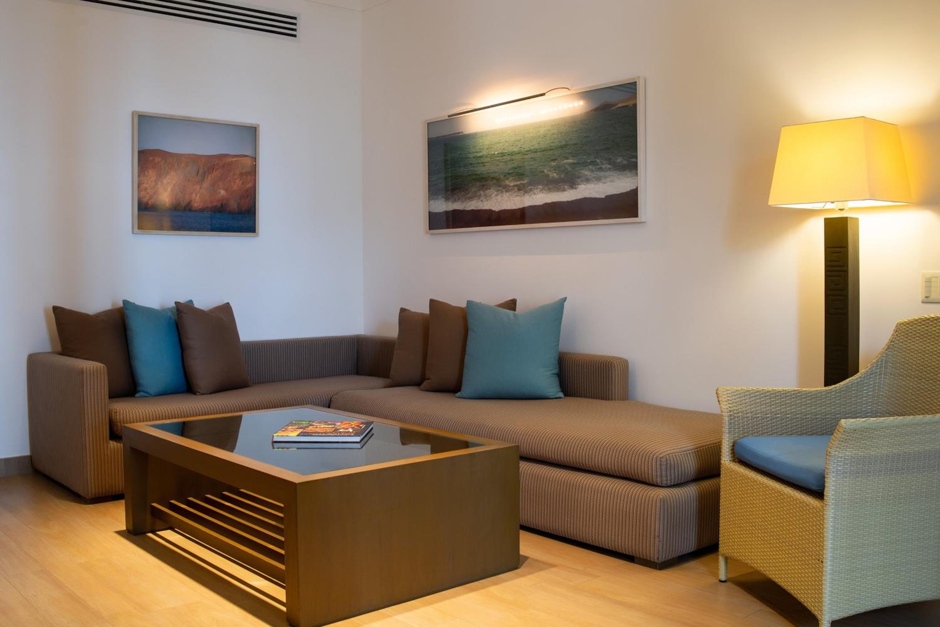 Terrace, Suite, 1 King, Sofa Bed, Oceanfront - Photo 4