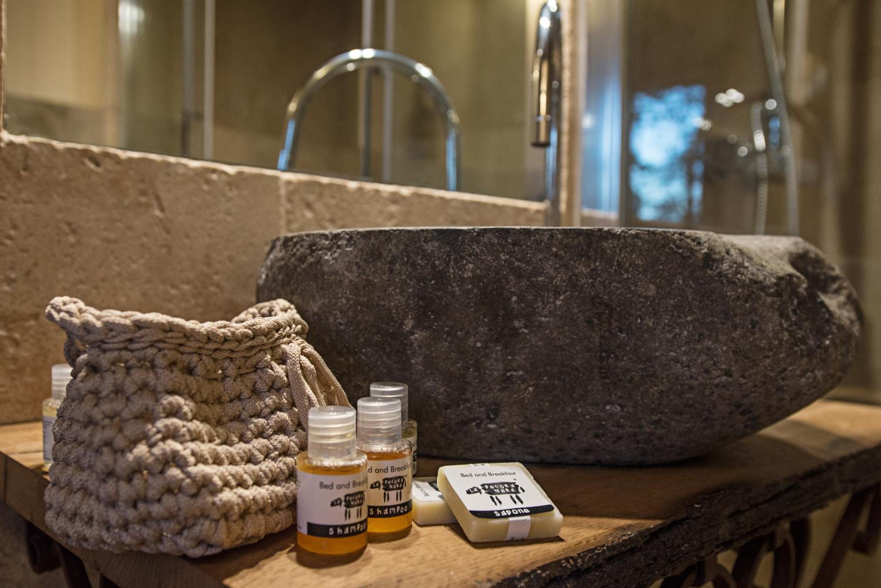 Queen Suite with Spa Bath - Photo 5