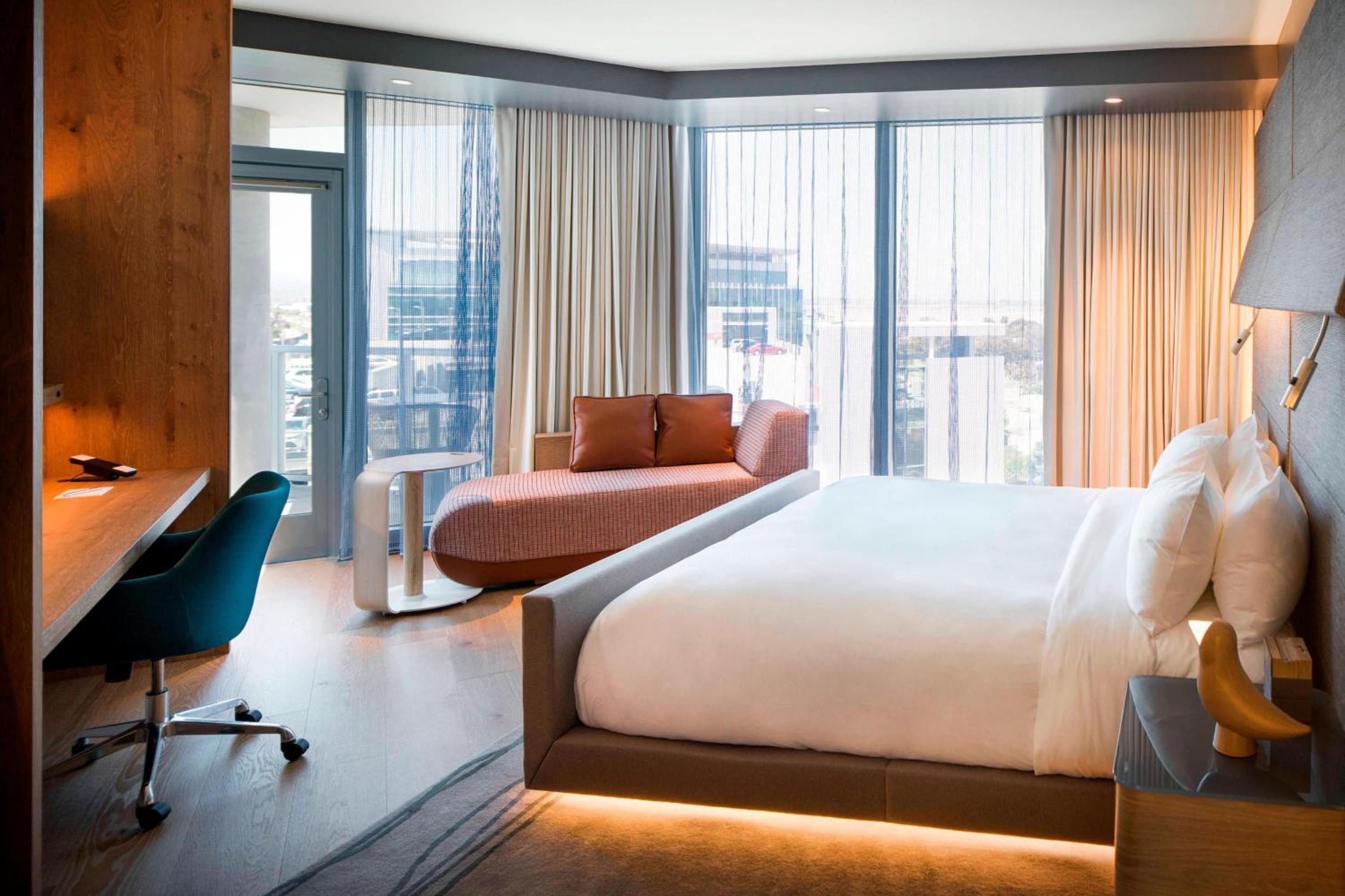 Corner King Guest Room with Balcony and Partial Bay View, photo 6