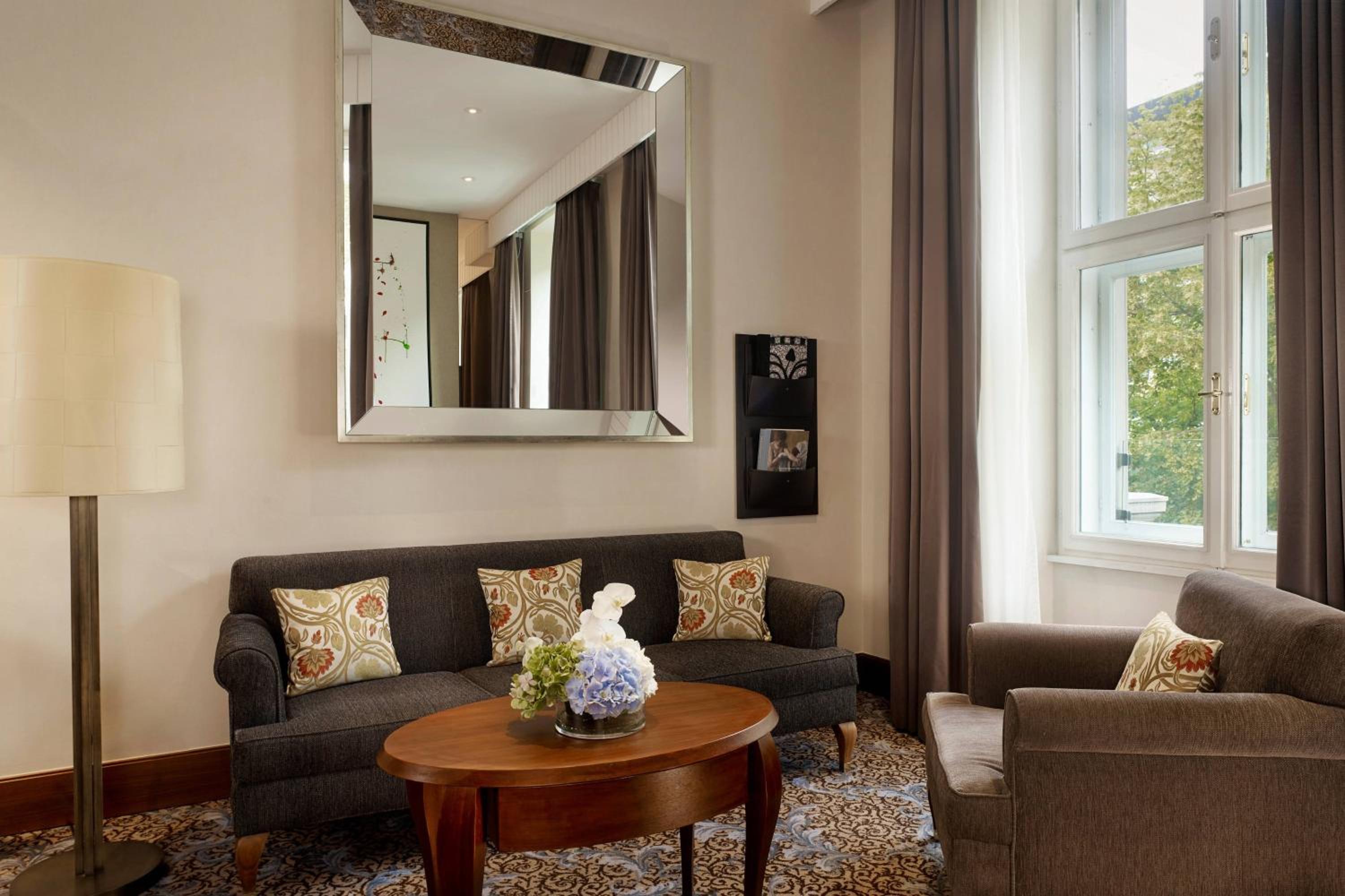 Premium Suite with Club Lounge Access thumbnail 5