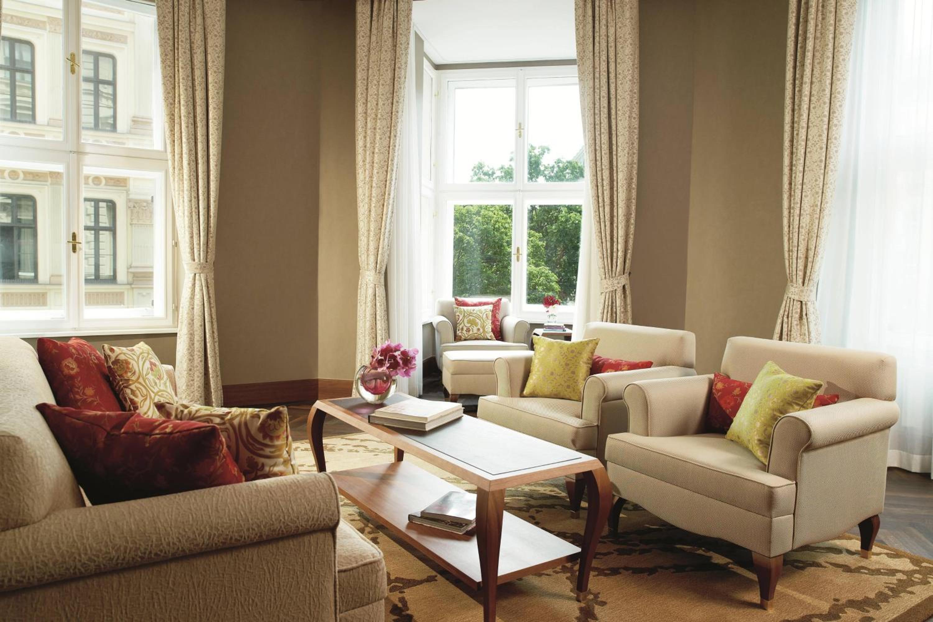 Premium Executive Suite with Club Lounge Access thumbnail 6