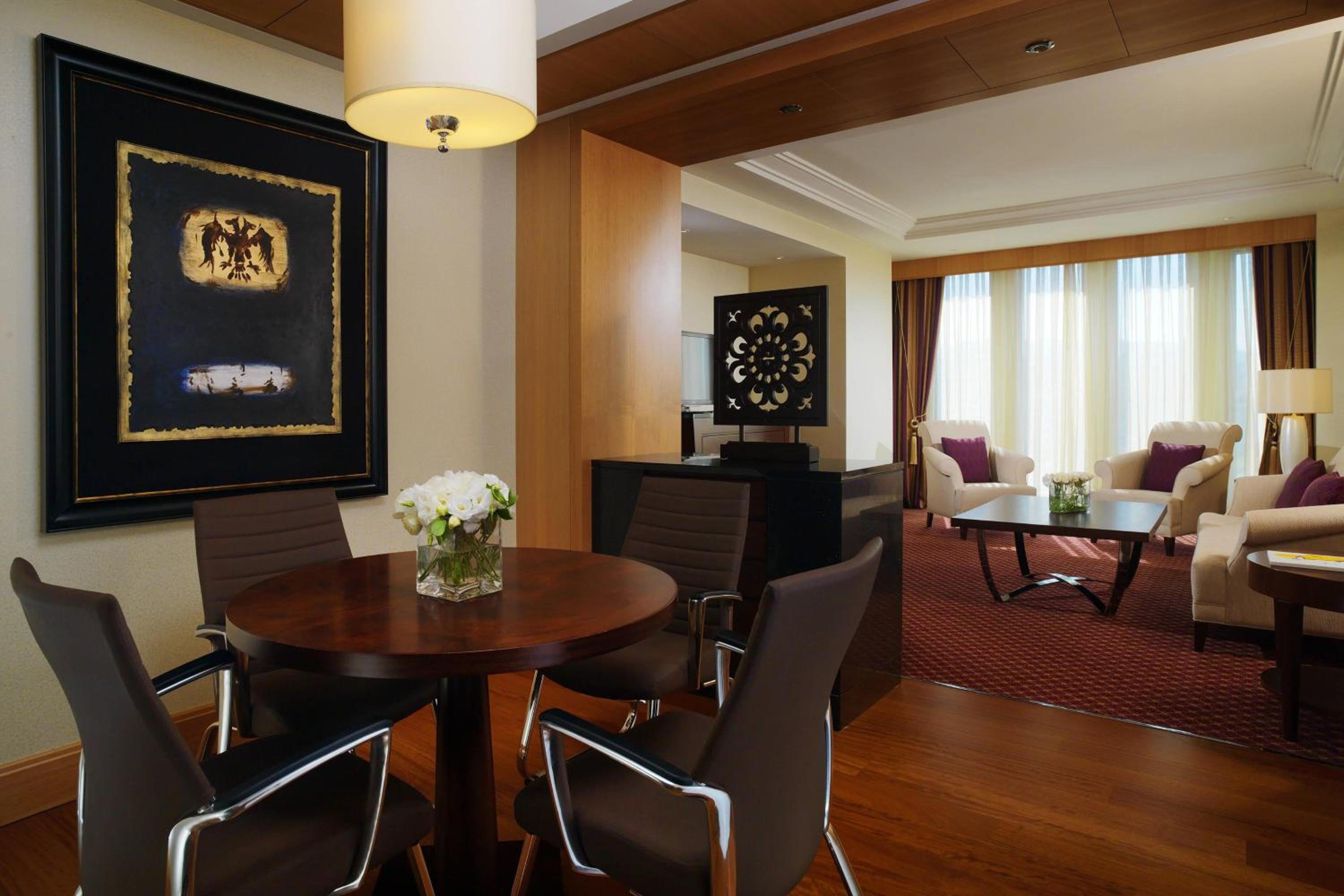 Executive Suite with Executive Lounge Access - Photo 9