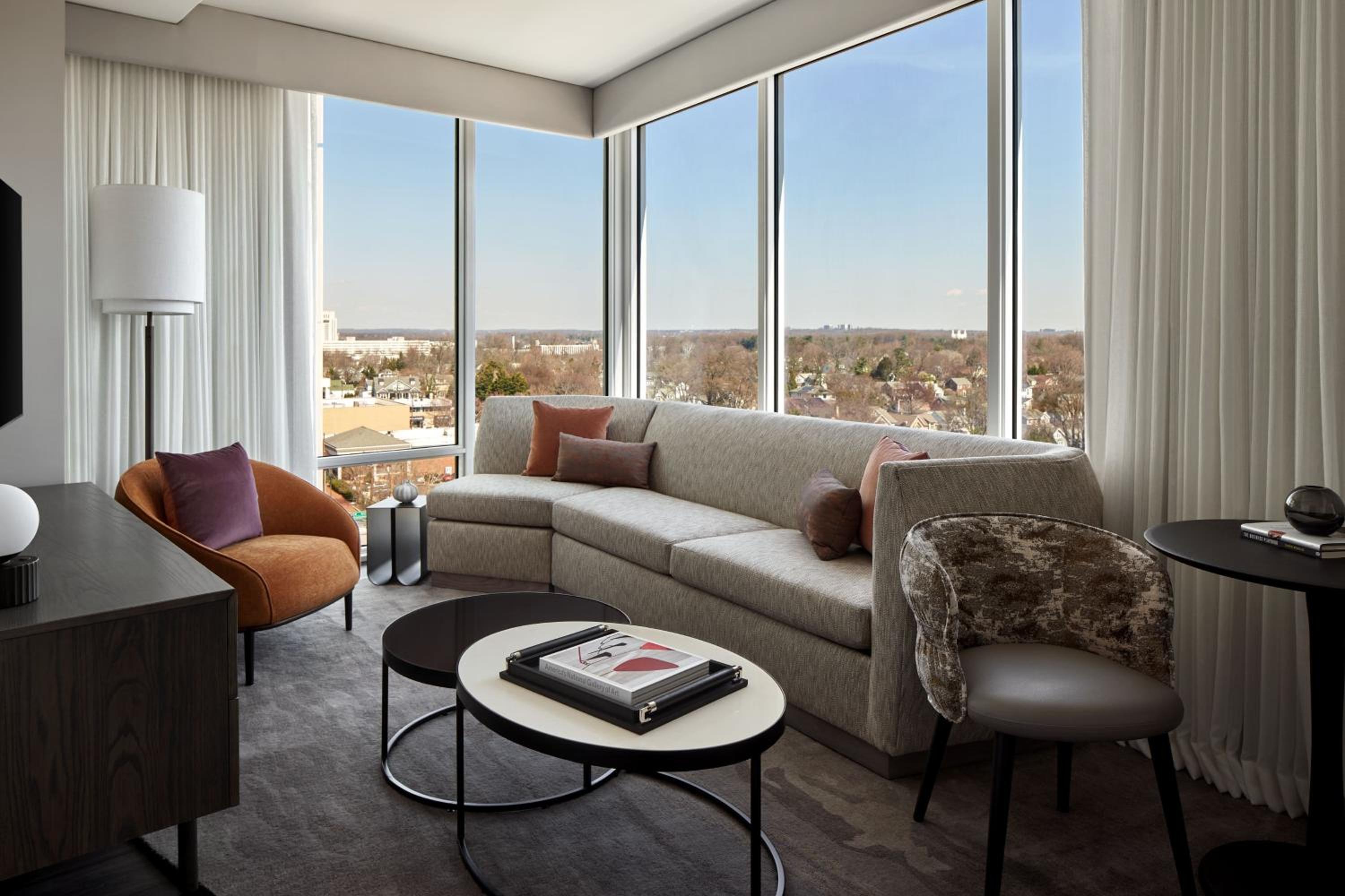 1 Bedroom Suite, 1 King, Sofa bed, City view, Corner room - Photo 4