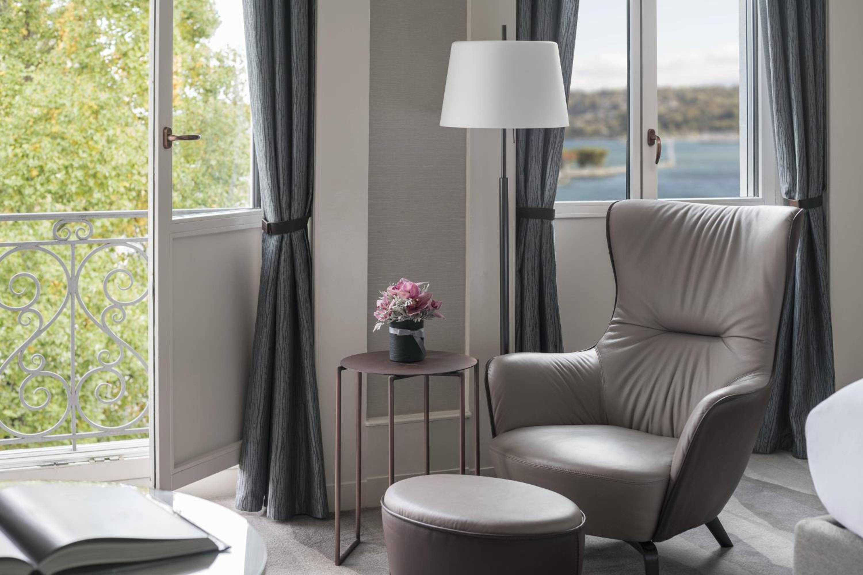 Deluxe Lake View, Guest room, 1 King, Lake view - Photo 7