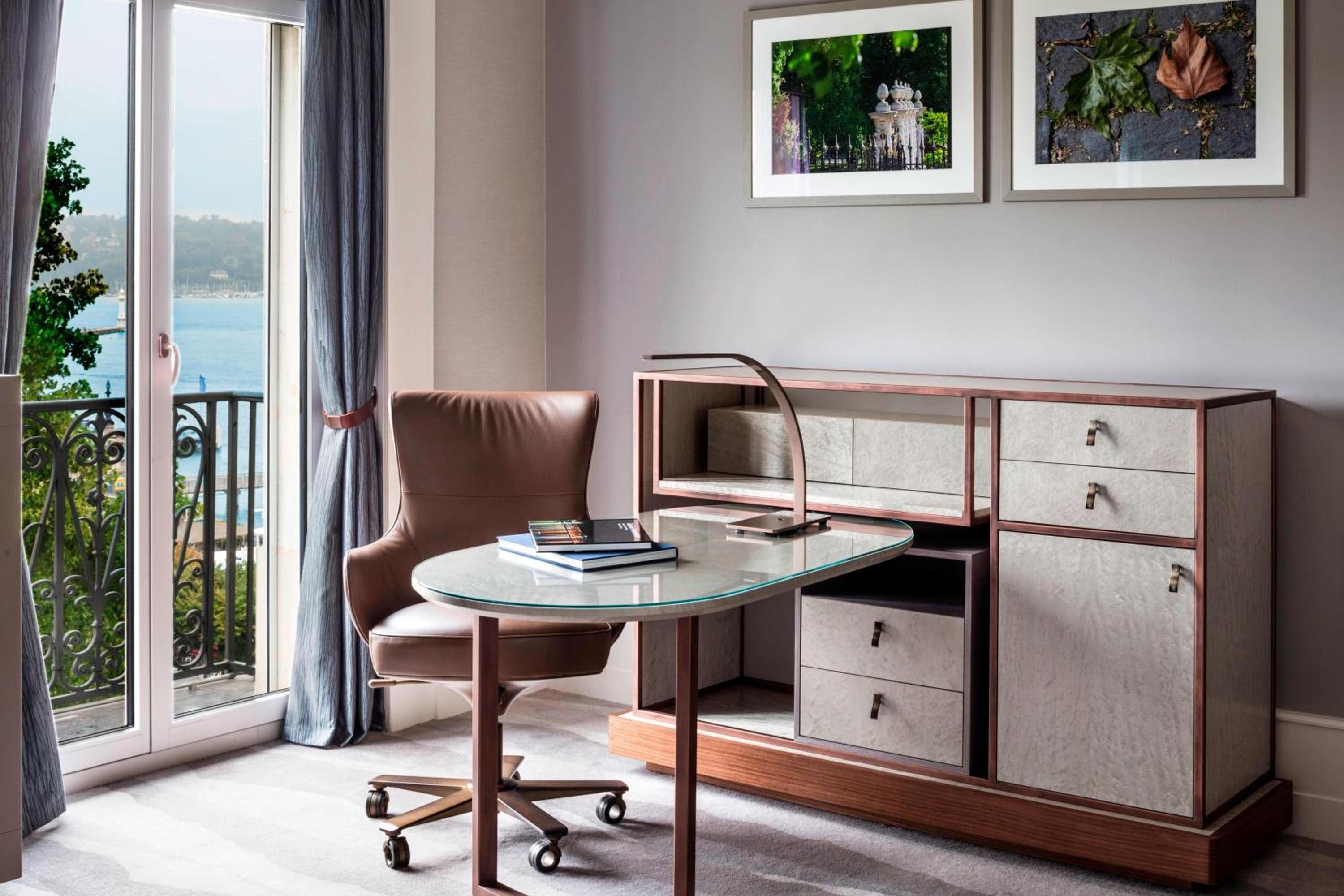 Deluxe Lake View, Guest room, 1 King, Lake view thumbnail 6