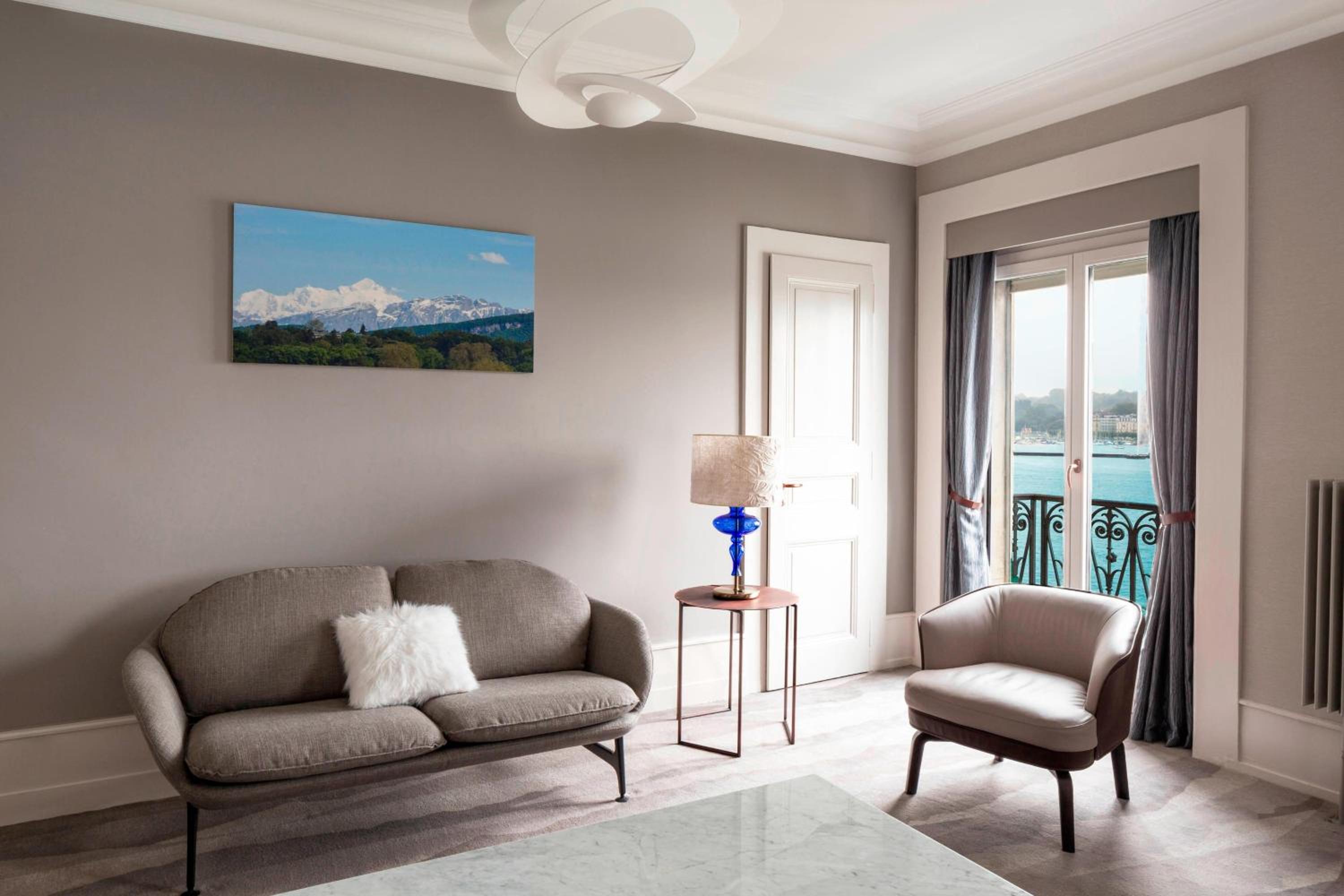 Lake Front Junior Suite, Suite, 1 King, Lake Front view