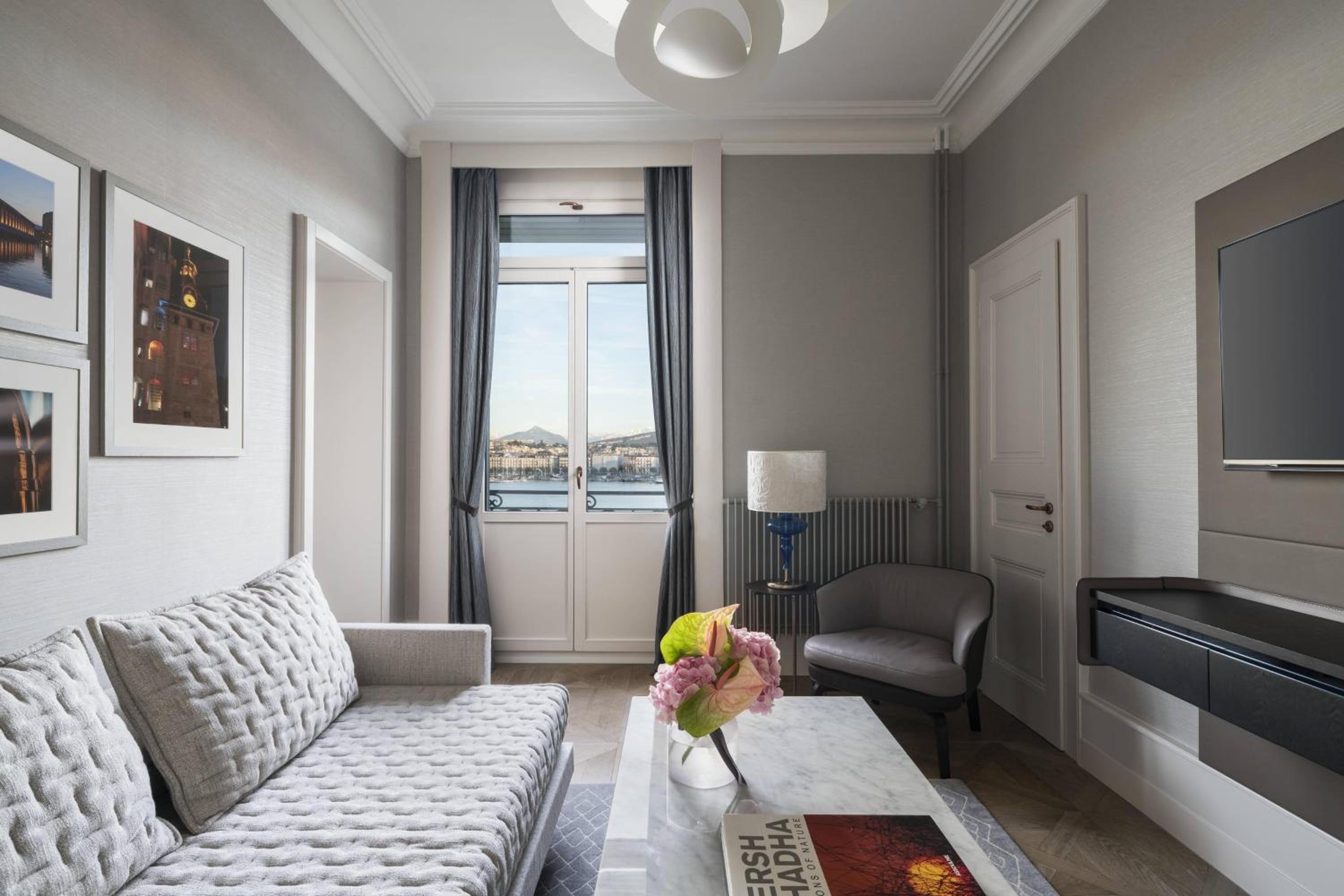 Lake Front Suite, 1 Bedroom Suite, 1 King, Sofa bed, Balcony thumbnail 5