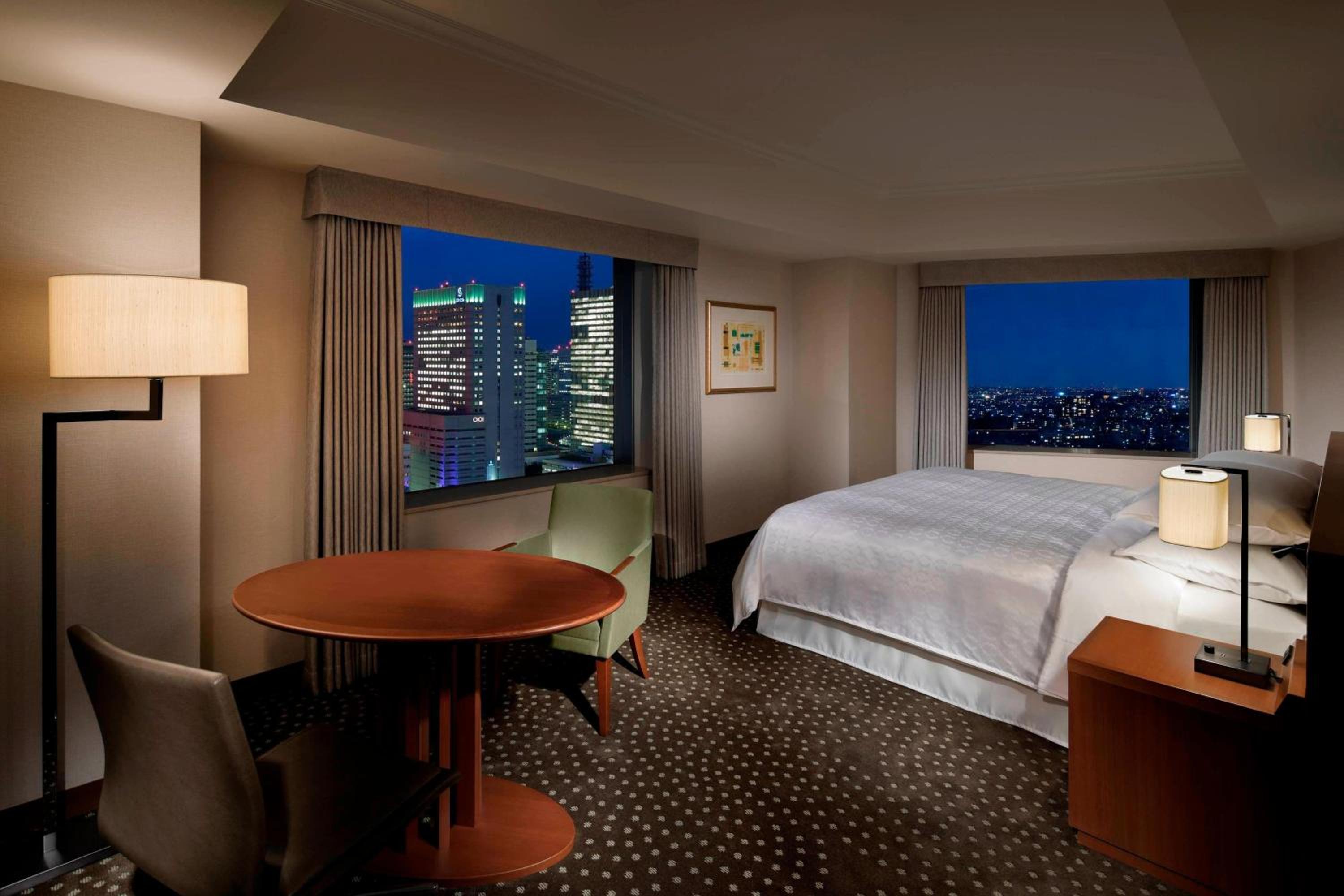 Luxury deluxe king, Larger Guest room, 1 King, City view - Photo 1
