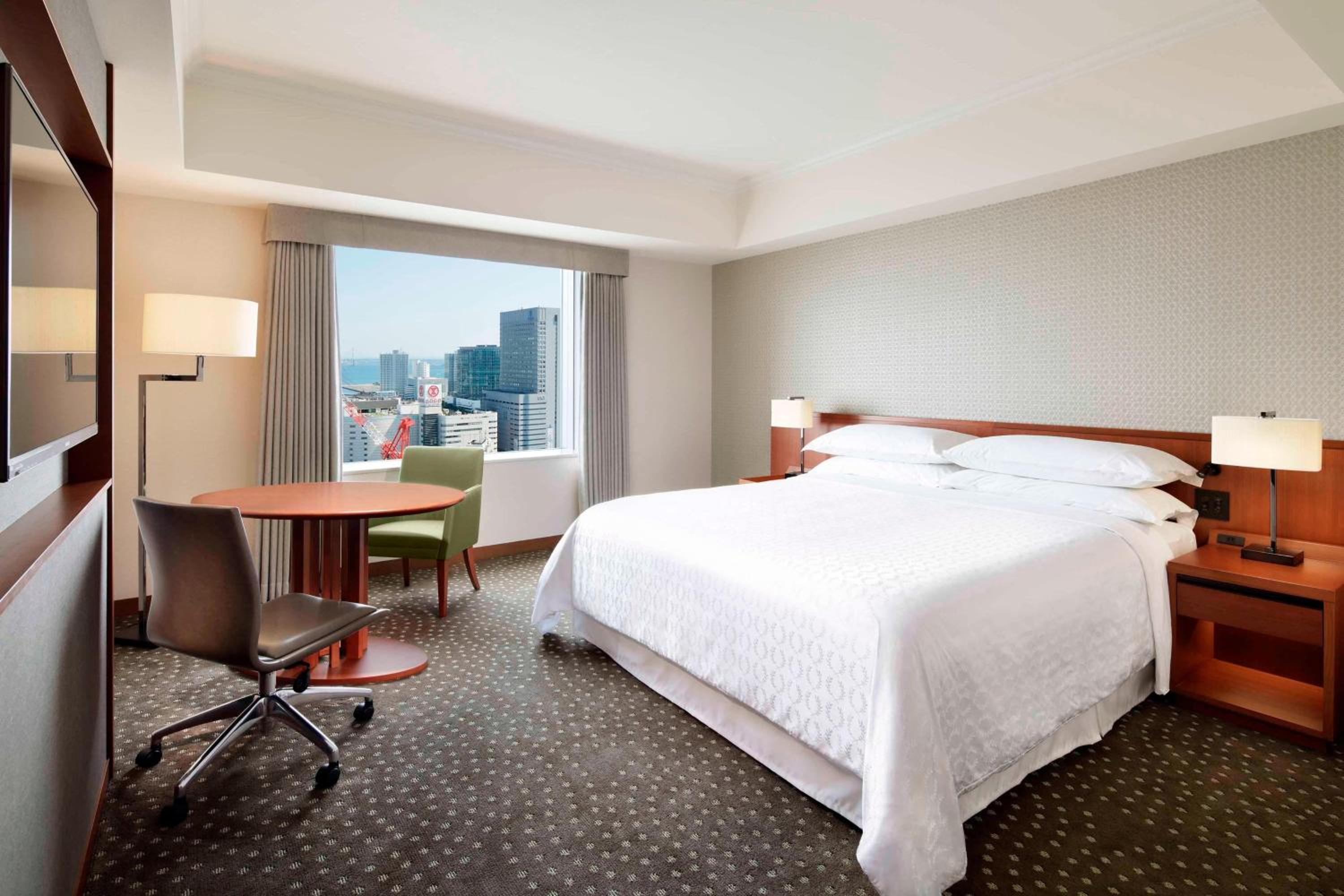 Luxury deluxe king, Larger Guest room, 1 King, City view - Photo 3