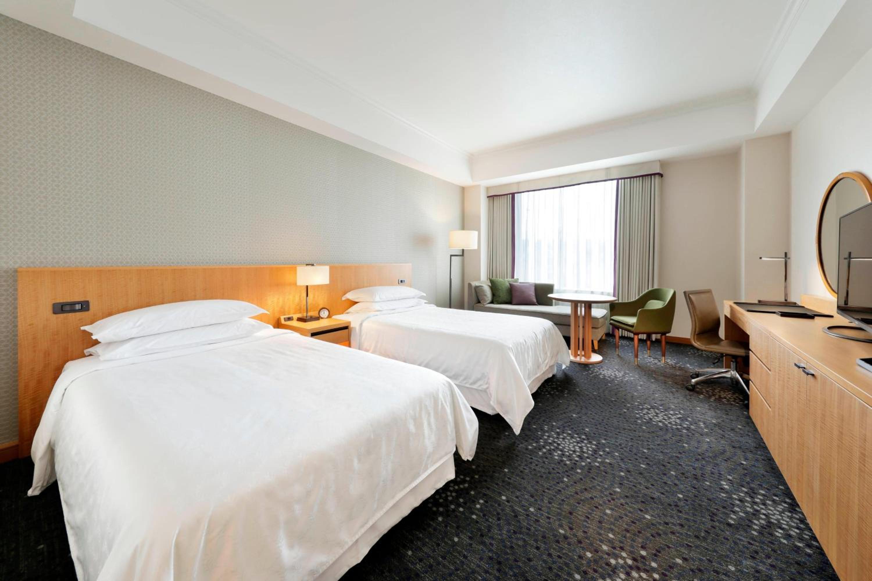 Club deluxe twin, Club level, Larger Guest room, City view - Photo 1