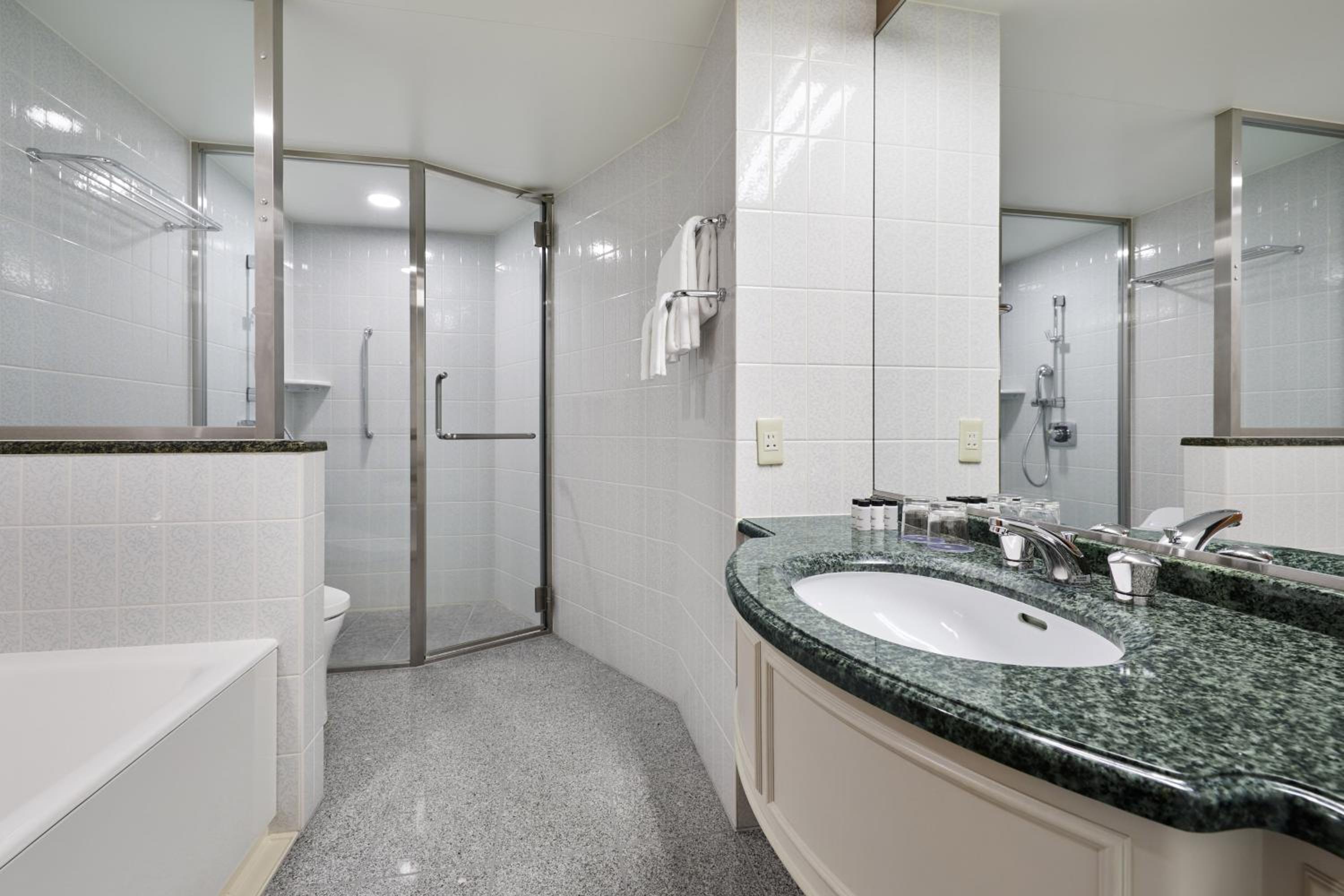 Standard deluxe king, Larger Guest room, 1 King, City view photo 2