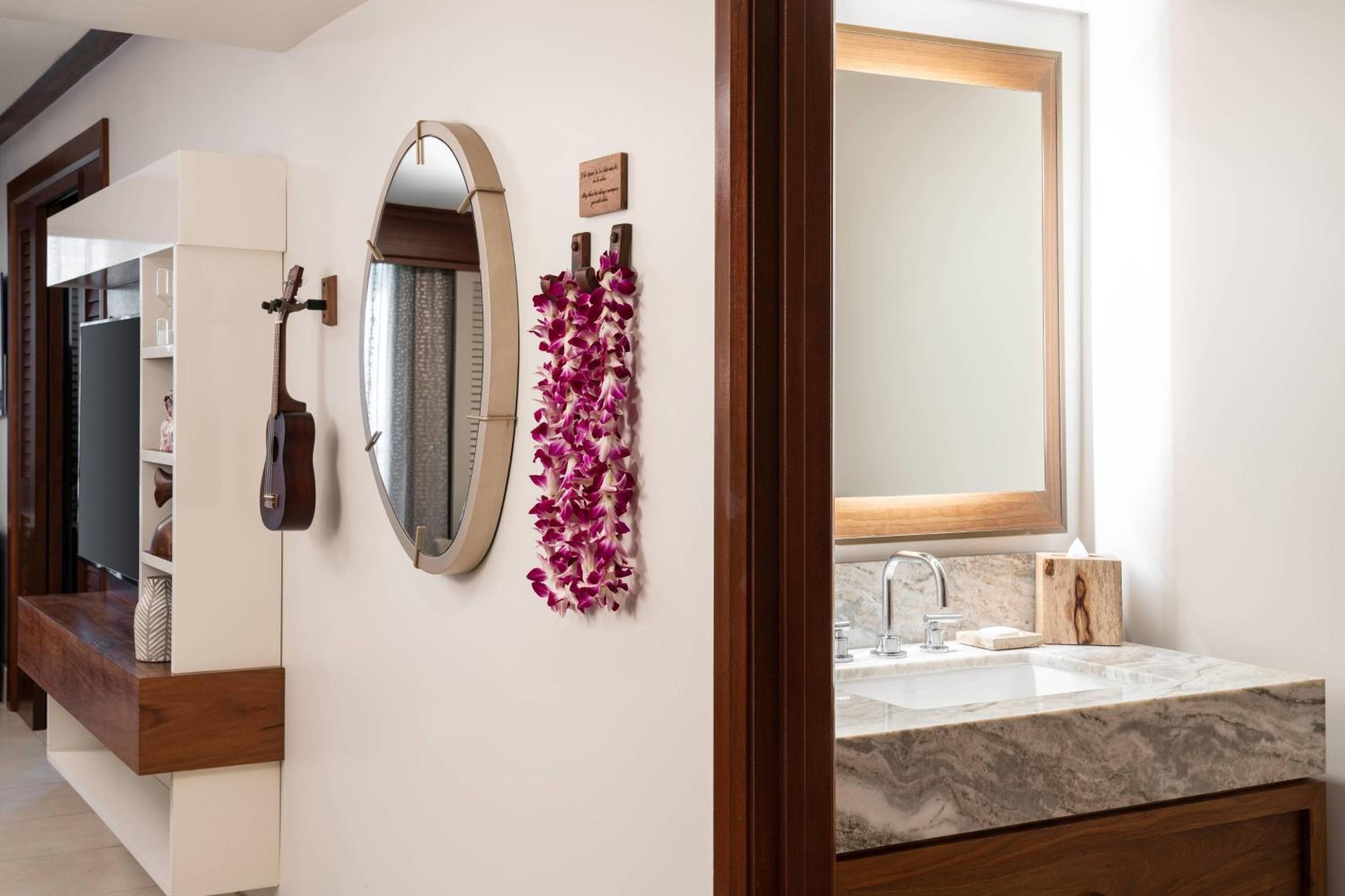 King Suite with Ocean View thumbnail 6