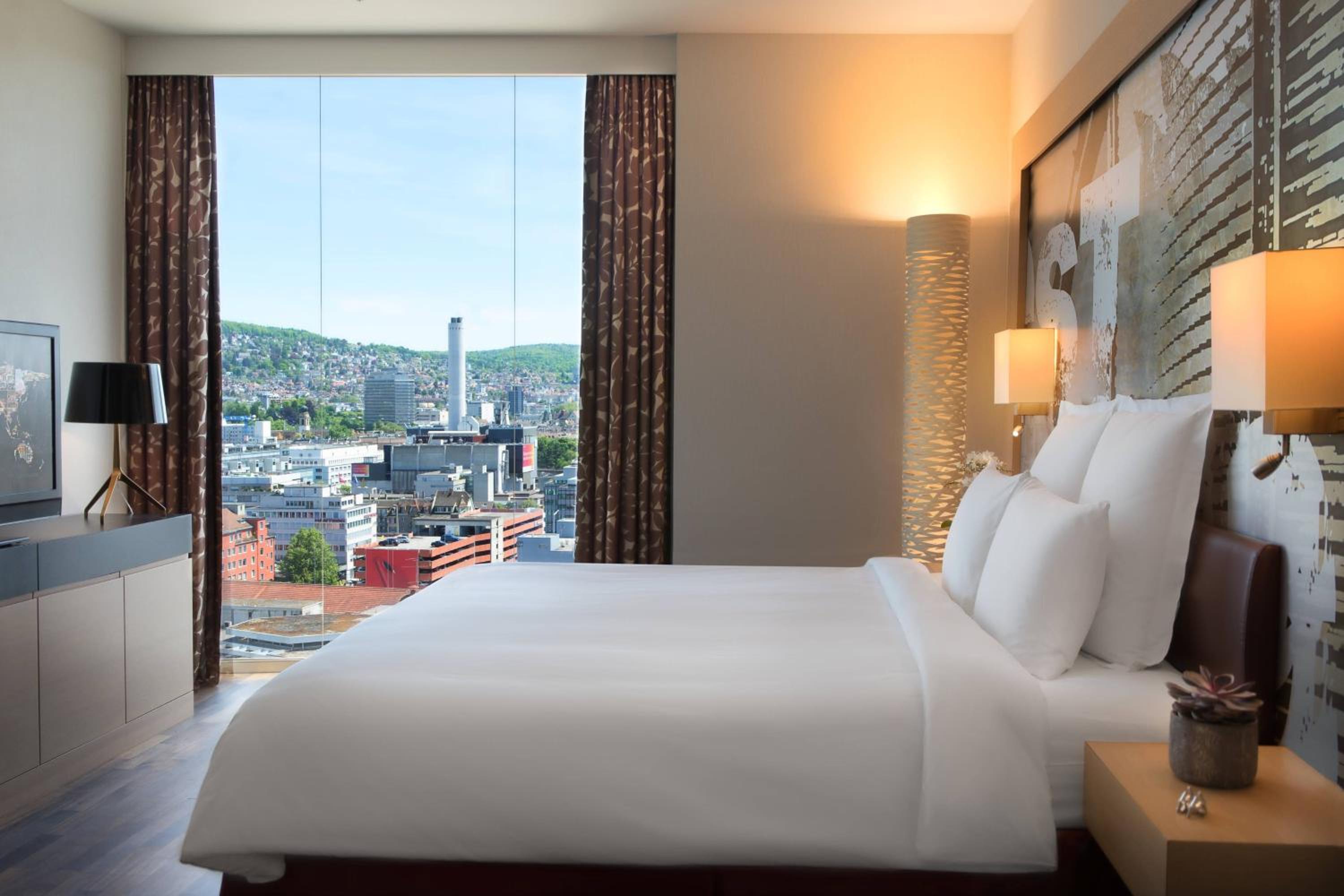 Executive King Suite with Sofa Bed - Club Lounge Access - Photo 3