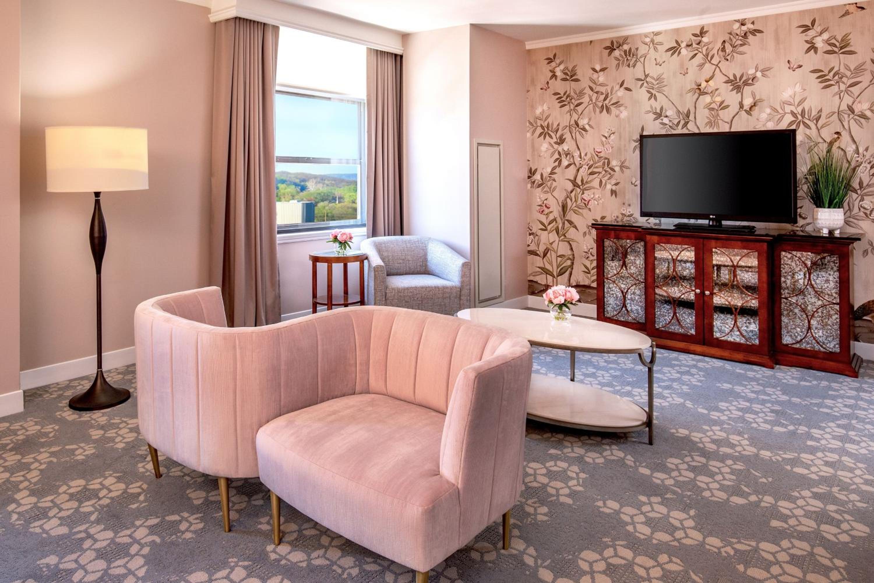 One-Bedroom Bridal King Suite photo 2
