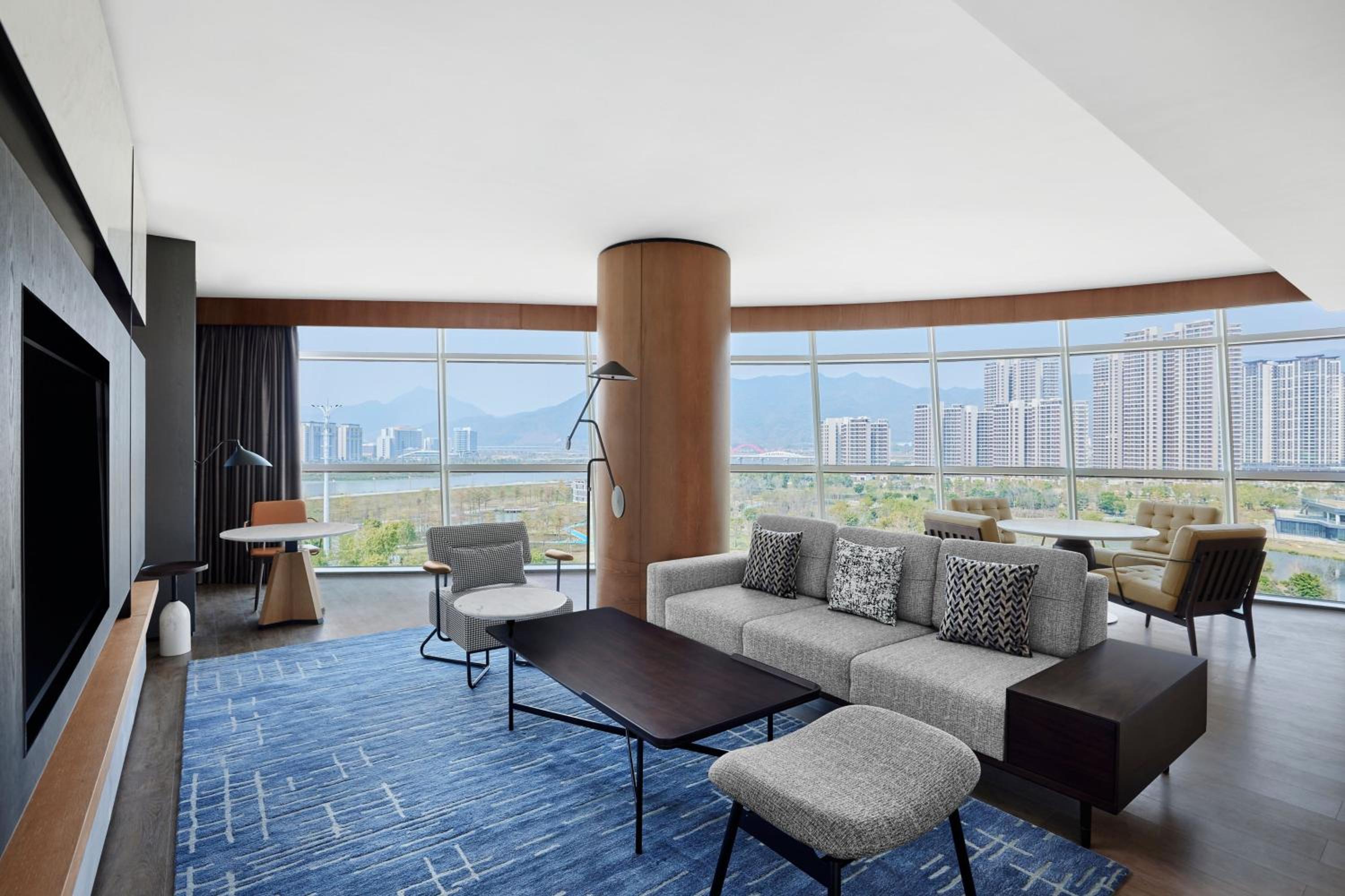 Executive Suite - Photo 5