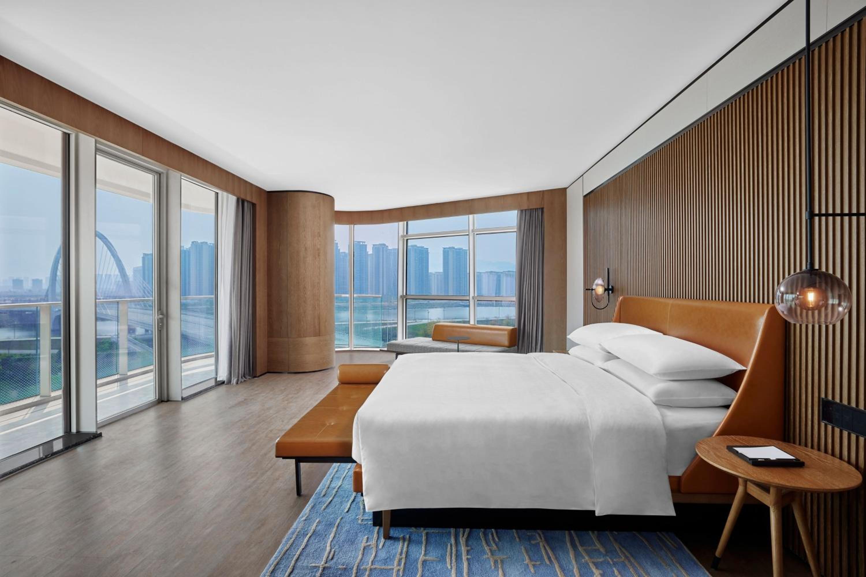 Executive Suite - Photo 4