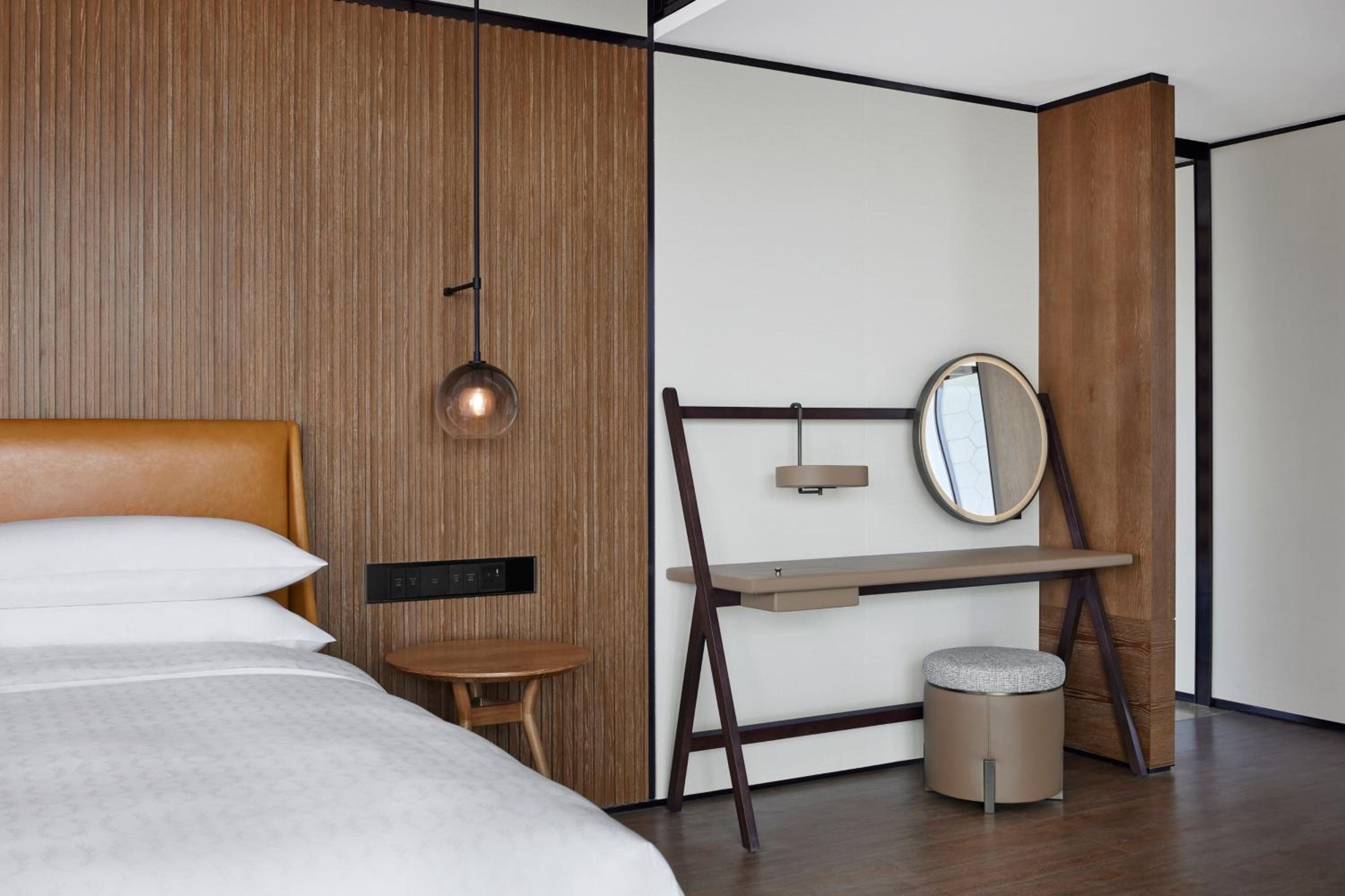 Executive Suite - Photo 3