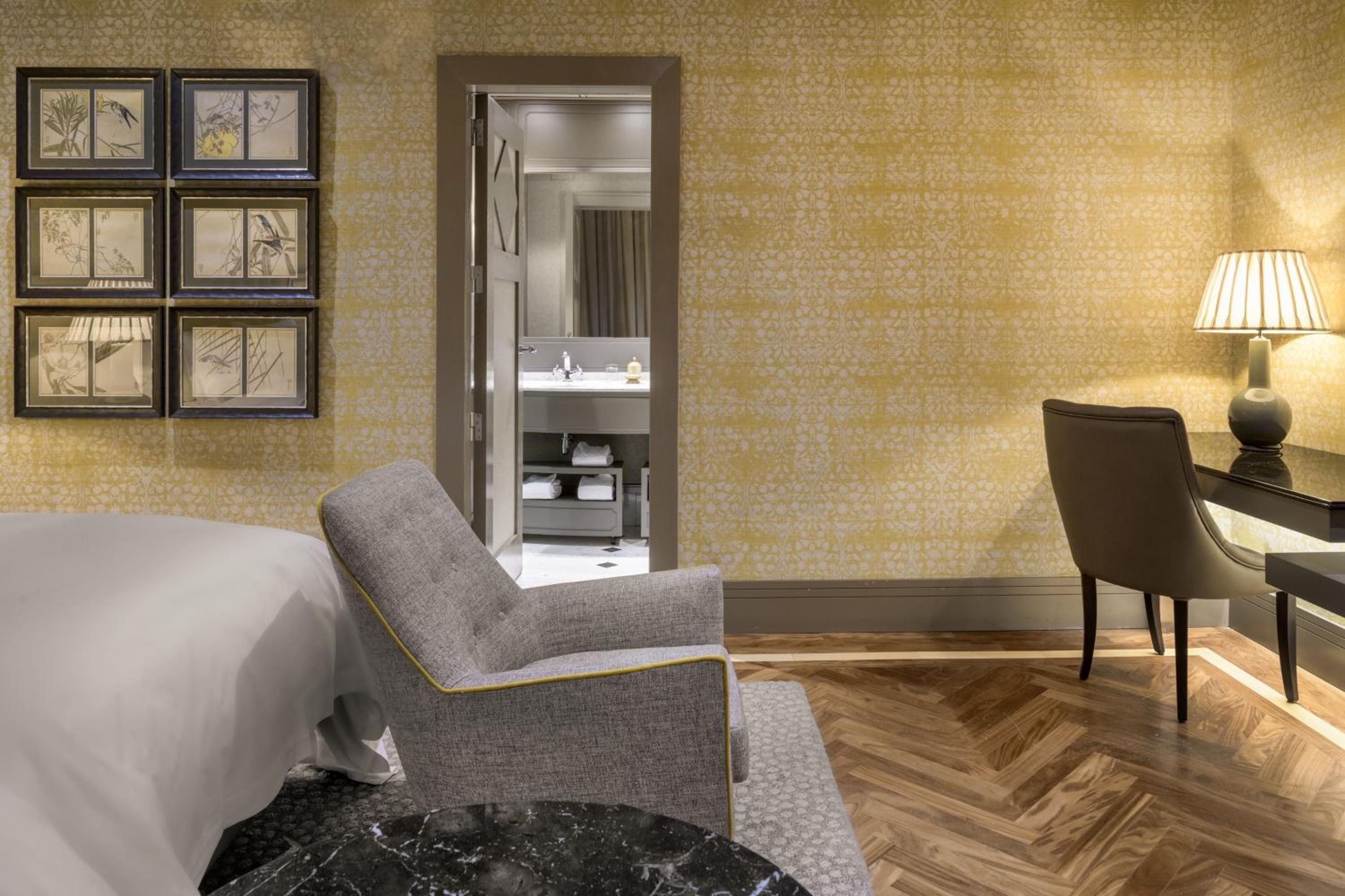 Deluxe King Room - Photo 14