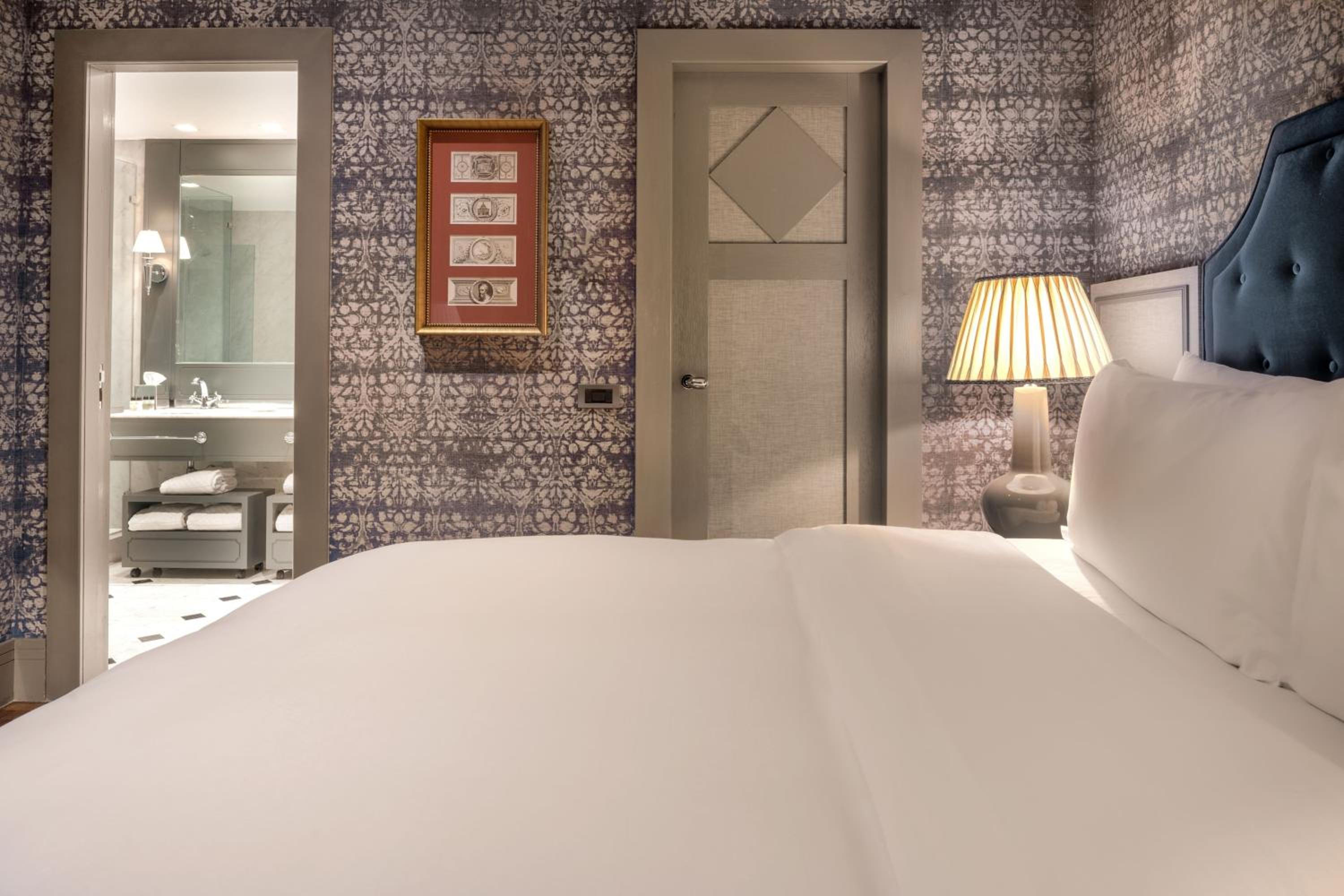 Deluxe King Room - Photo 12