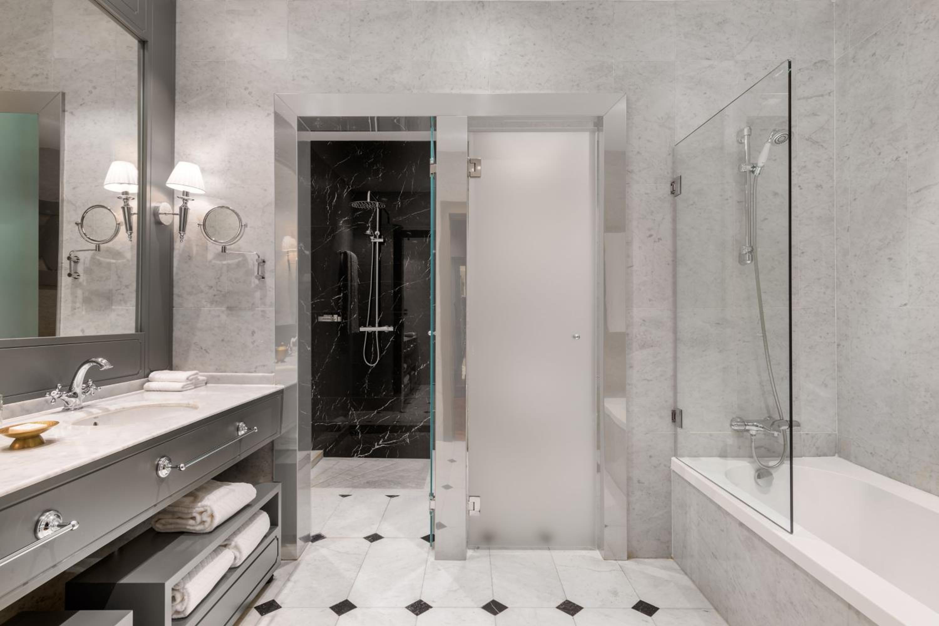 Premium Deluxe King or Twin Room thumbnail 6
