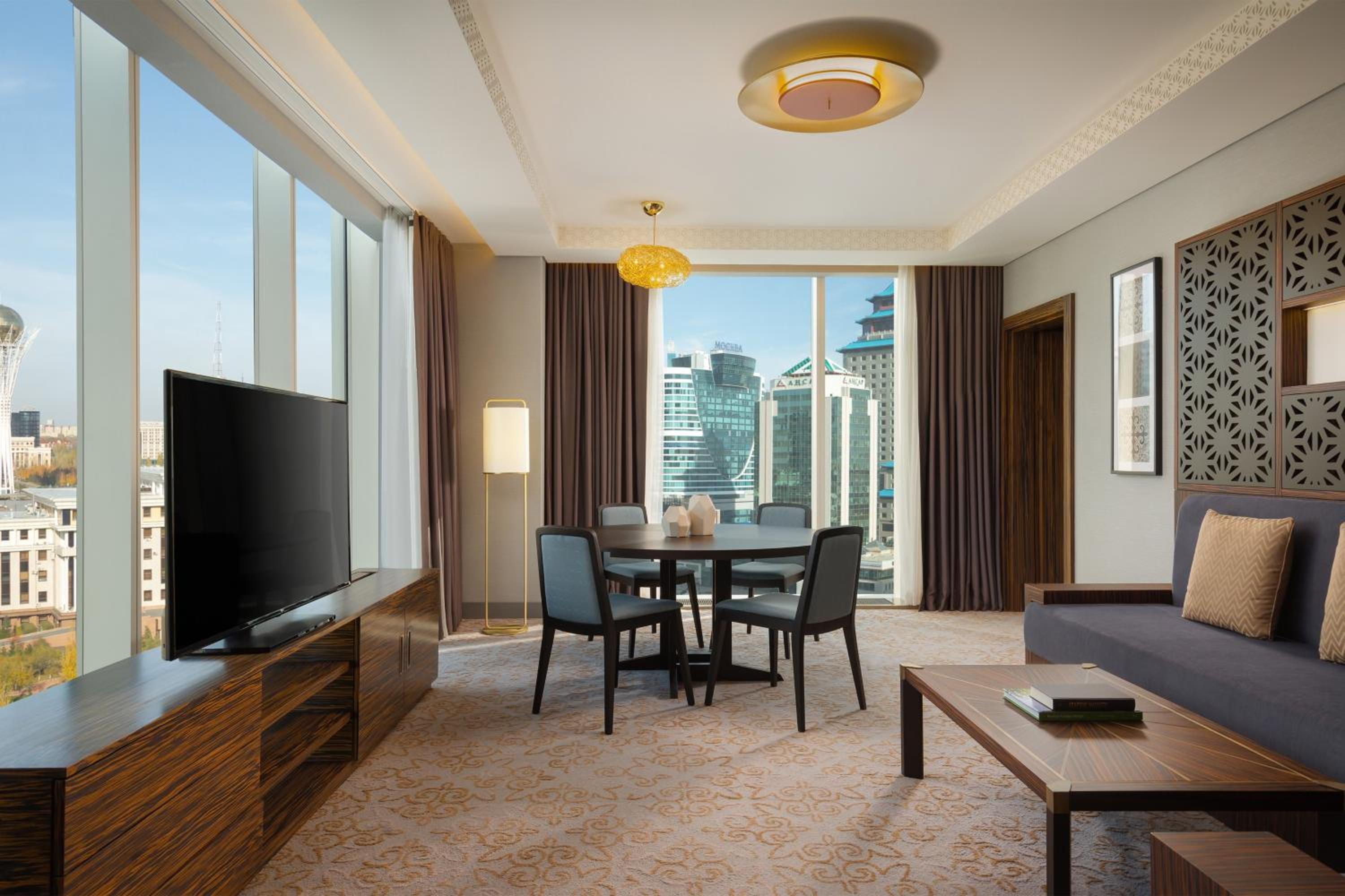 Business Suite with lounge access,1 King, City view photo 2