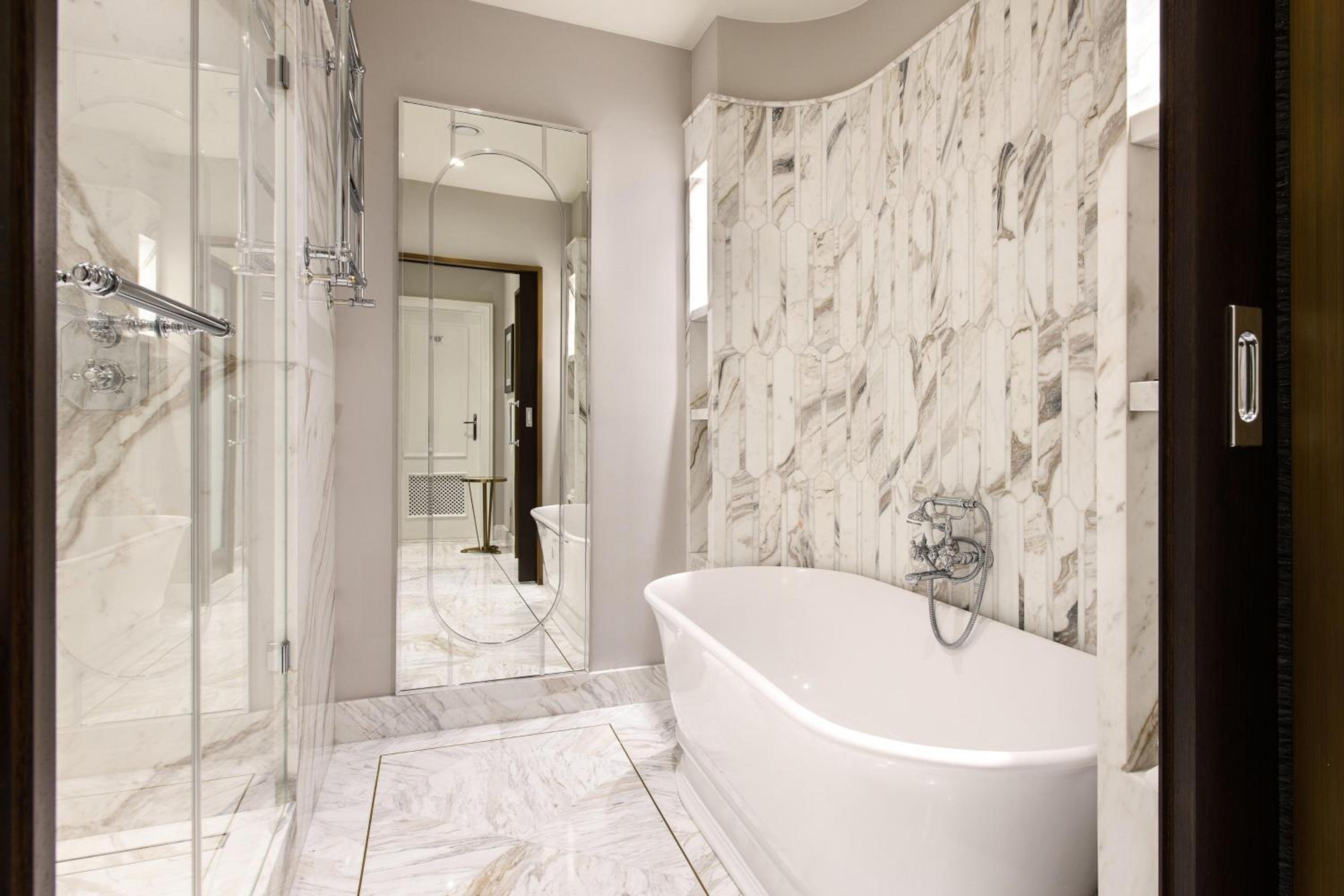 One-Bedroom King Studio with Street View thumbnail 5