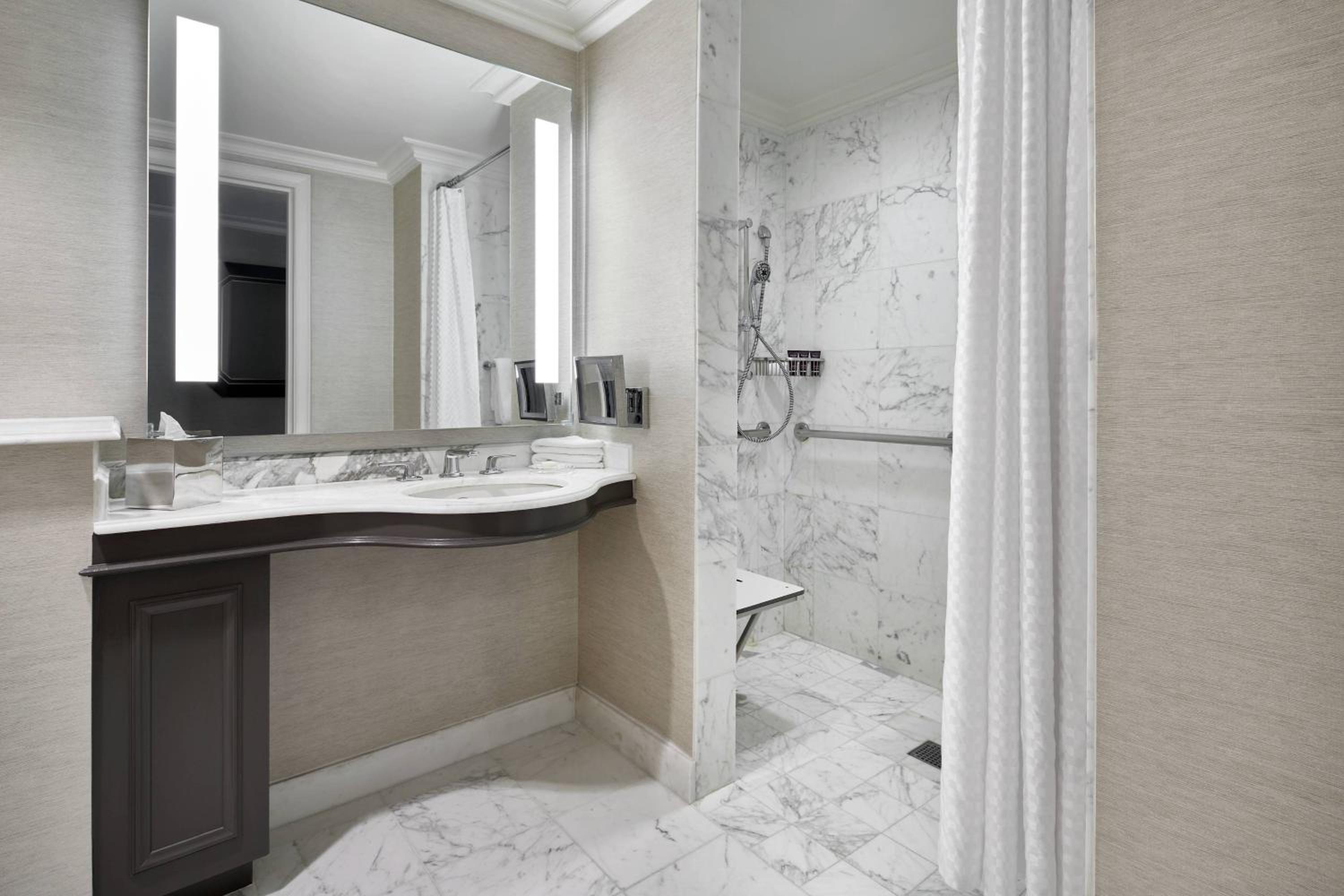 Deluxe King Room - Hearing Accessible - Photo 4