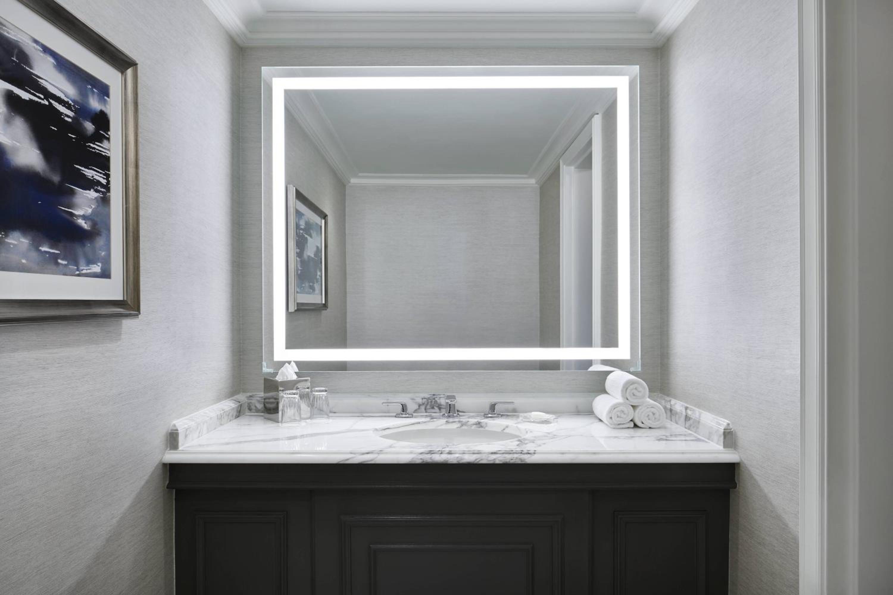 Executive Suite - Photo 2
