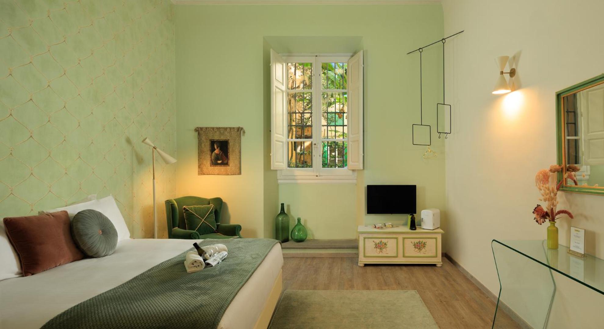 Deluxe King Room photo 1