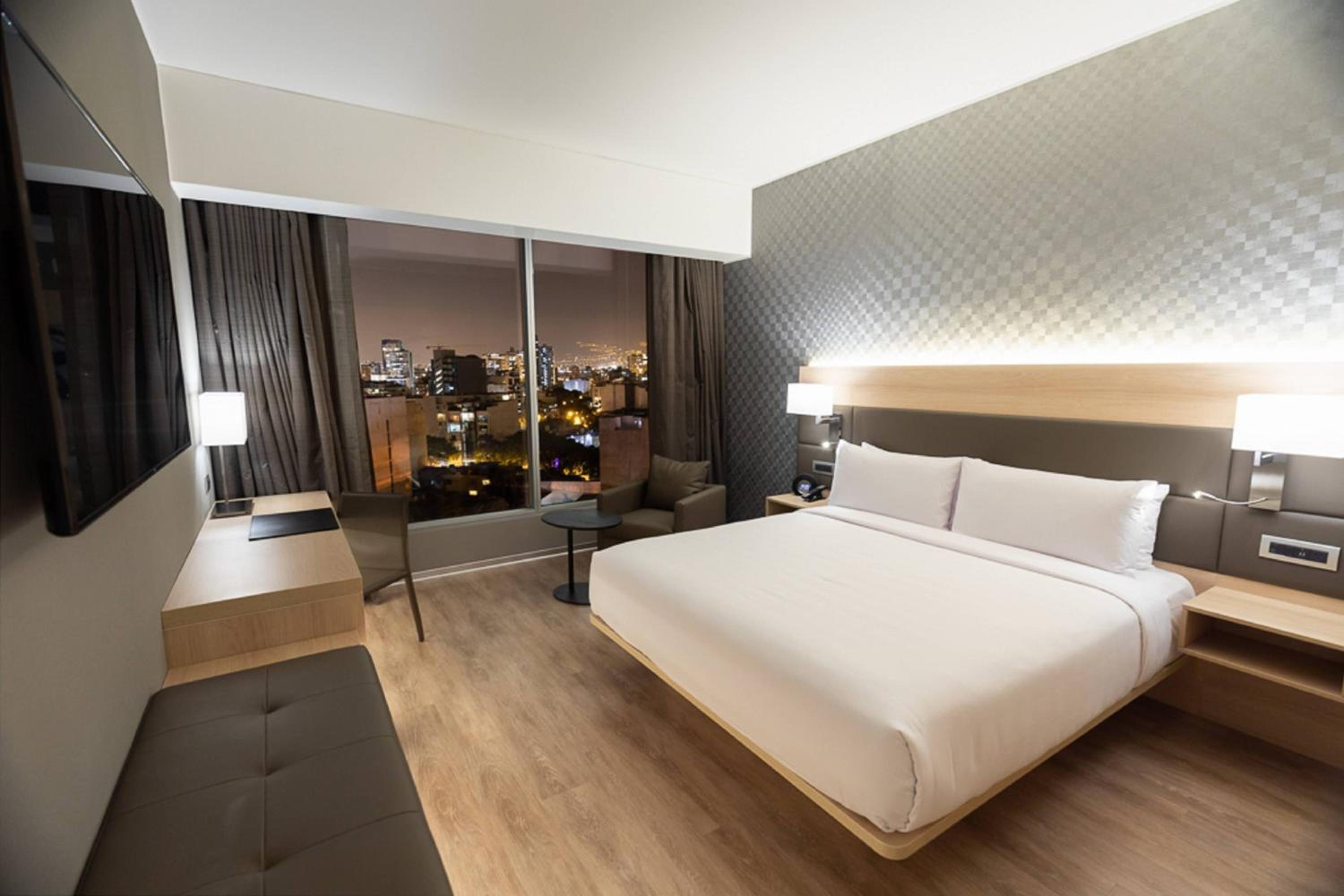 City Deluxe, Deluxe Guest Room, 1 King, City view - Photo 3