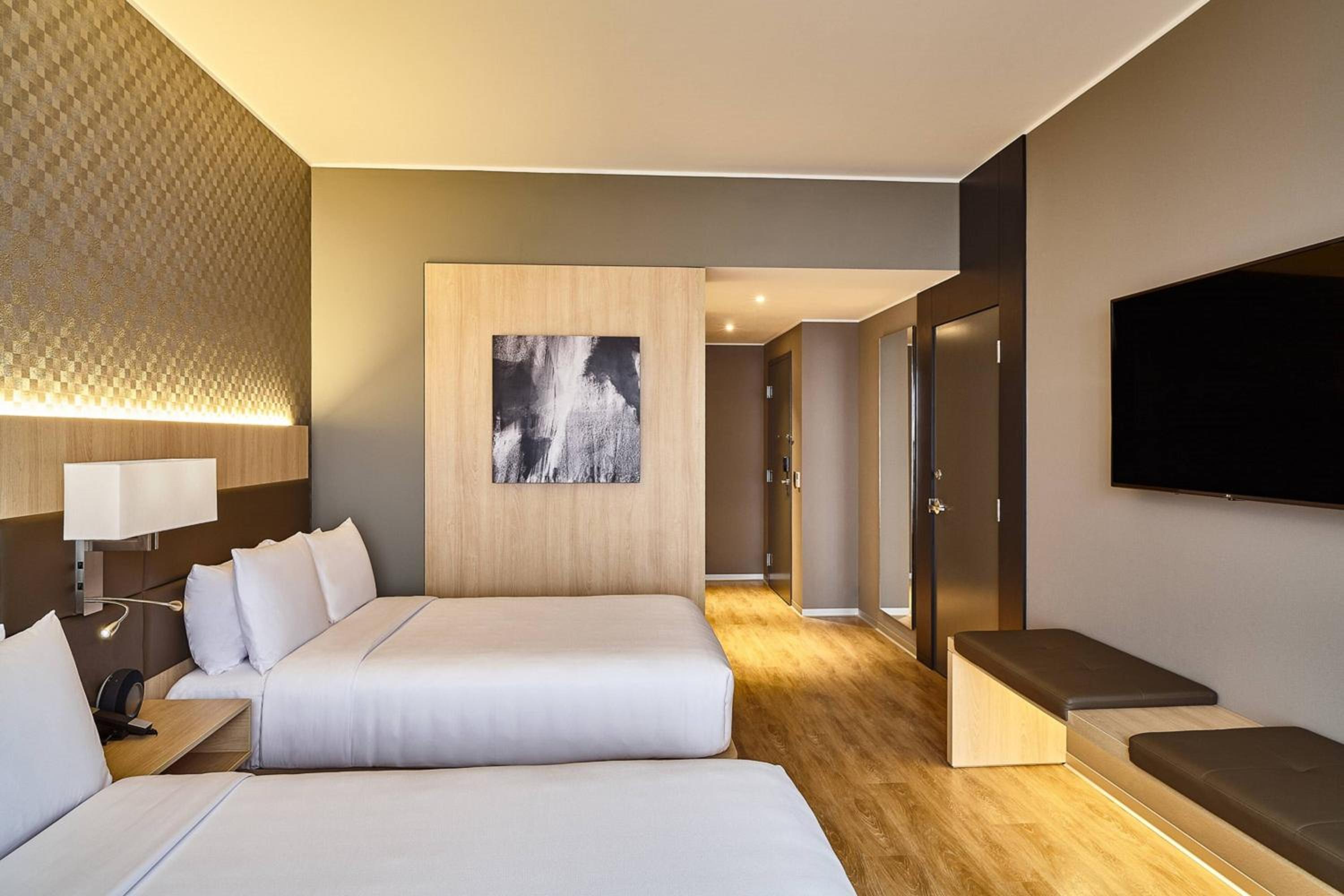City Deluxe, Deluxe Guest Room, 2 Double, City view - Photo 3