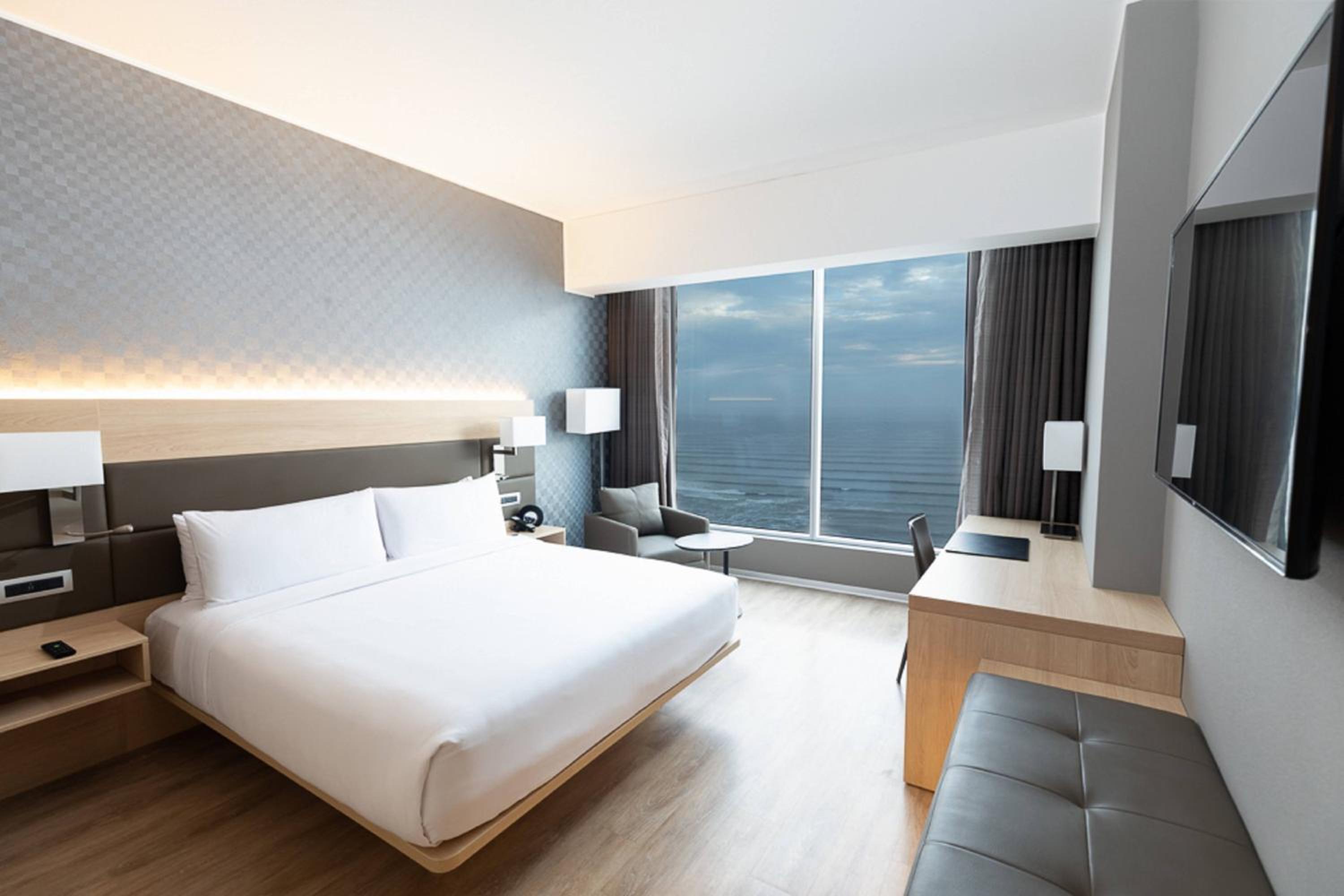 Ocean Deluxe, Deluxe Guest Room, 1 King, Oceanfront - Photo 1