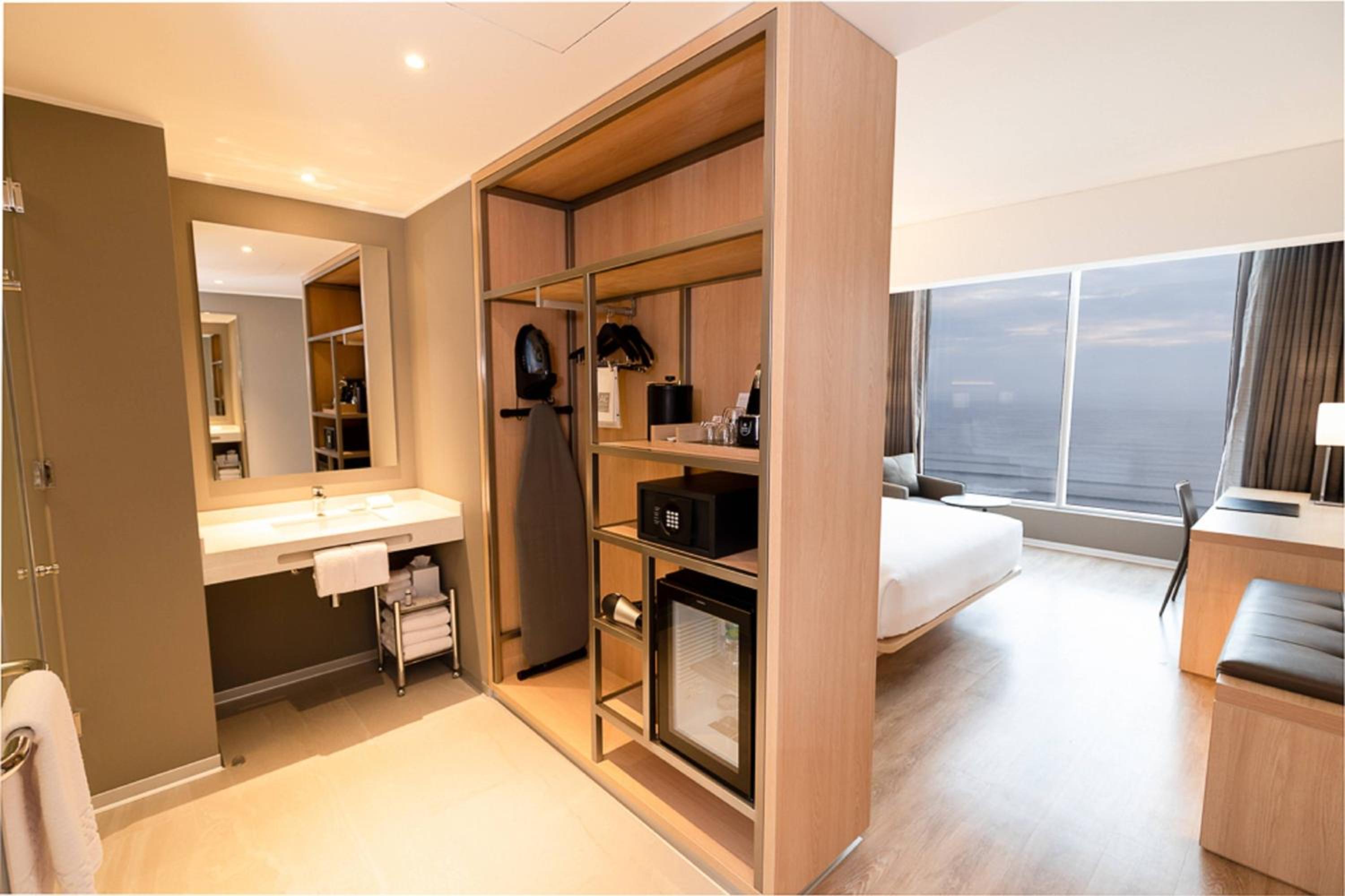Ocean Deluxe, Deluxe Guest Room, 1 King, Oceanfront - Photo 7