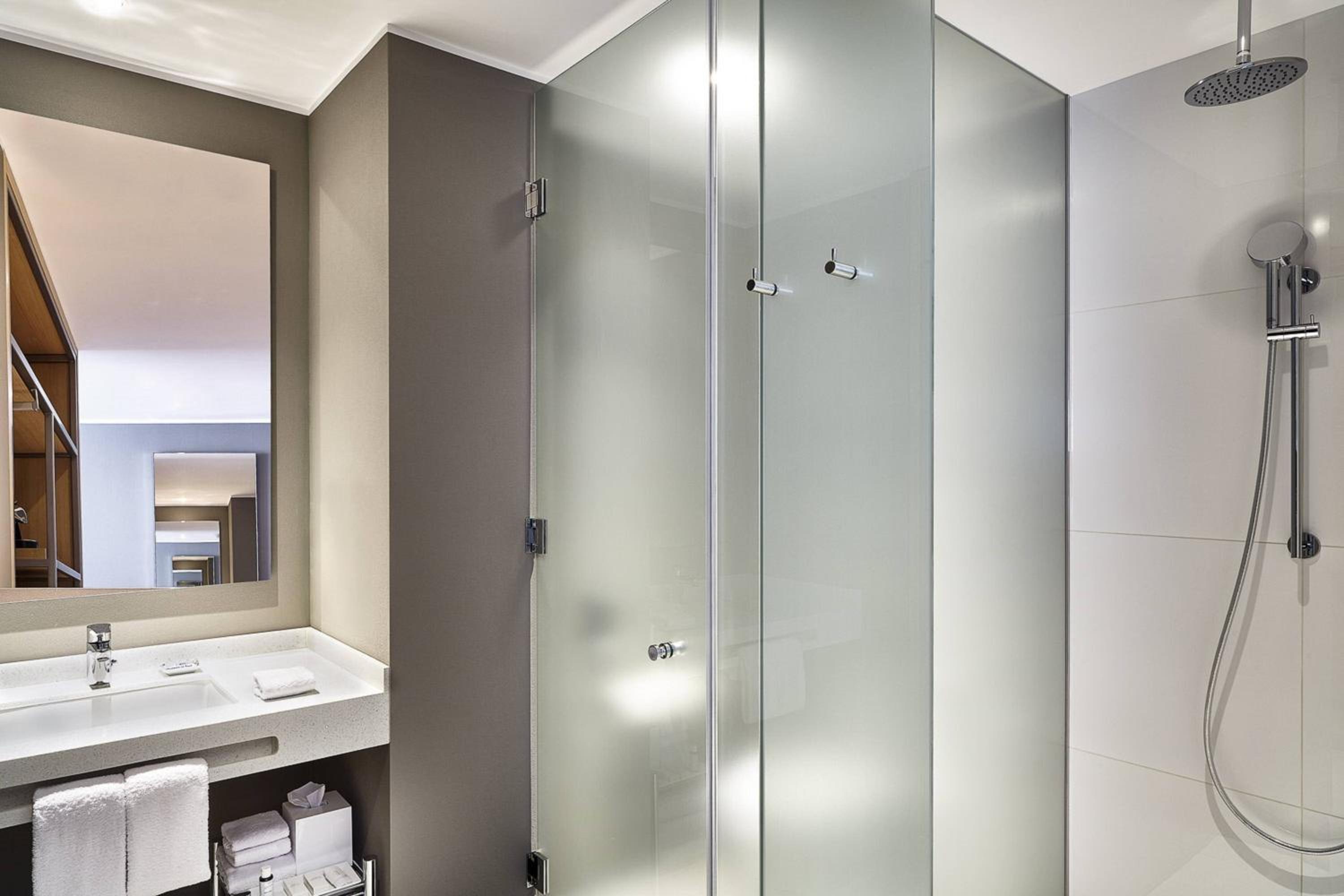 City Deluxe, Deluxe Guest Room, 1 King, City view - Photo 7