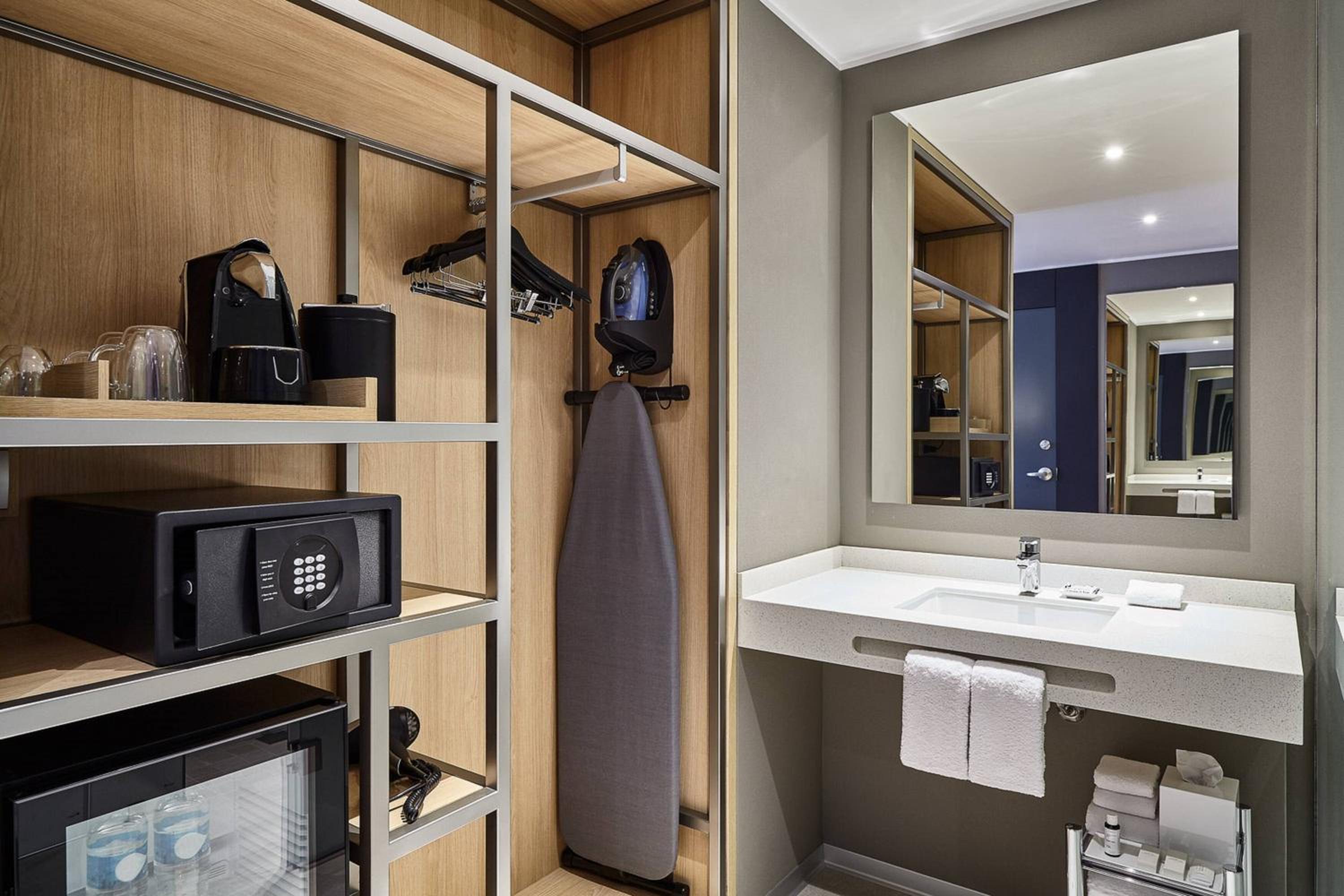 City Deluxe, Deluxe Guest Room, 2 Double, City view - Photo 5