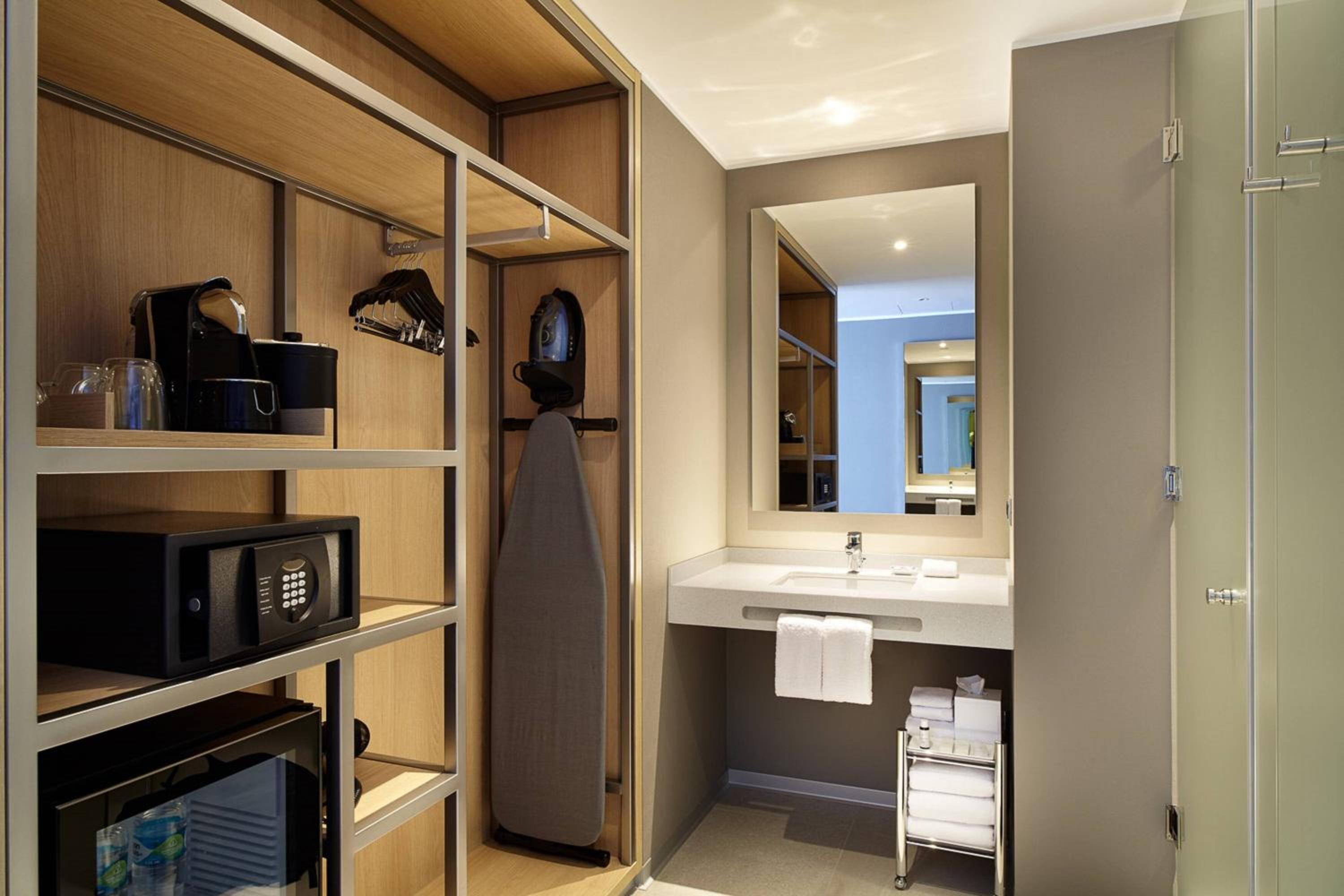 City Deluxe, Deluxe Guest Room, 1 King, City view - Photo 6