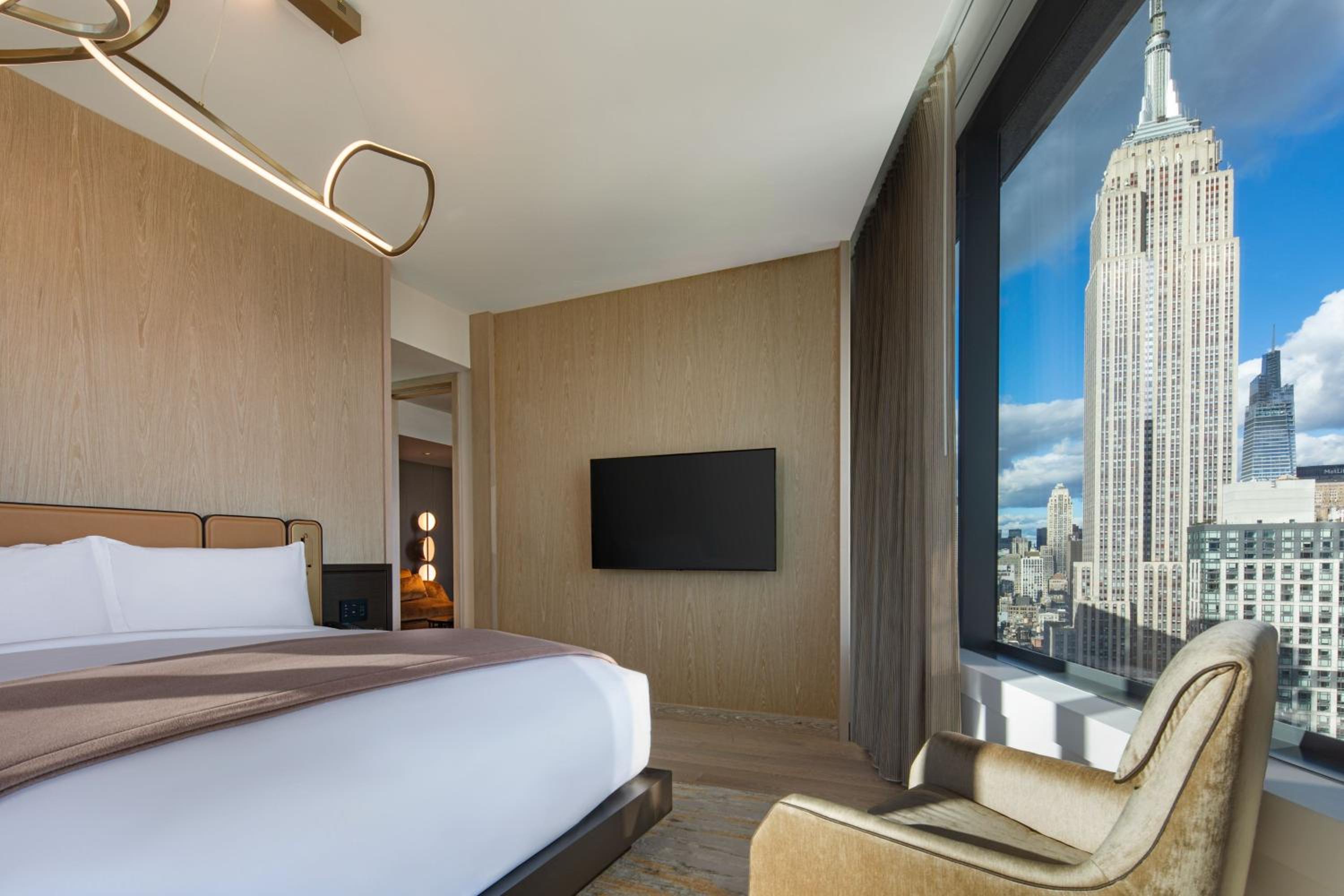Madison One Bedroom King Suite - Club Level thumbnail 5