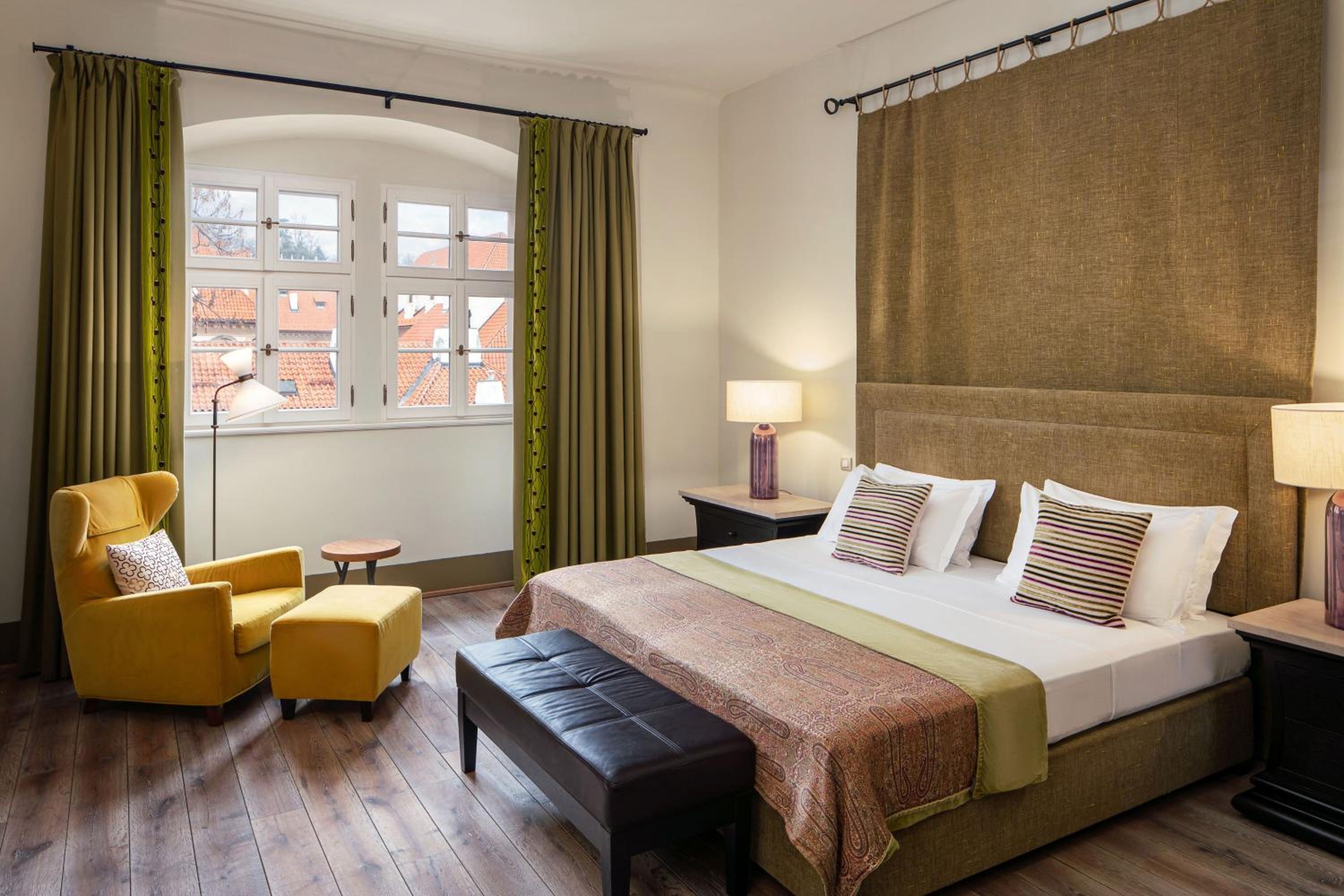 Deluxe Suite Sundial Garden View