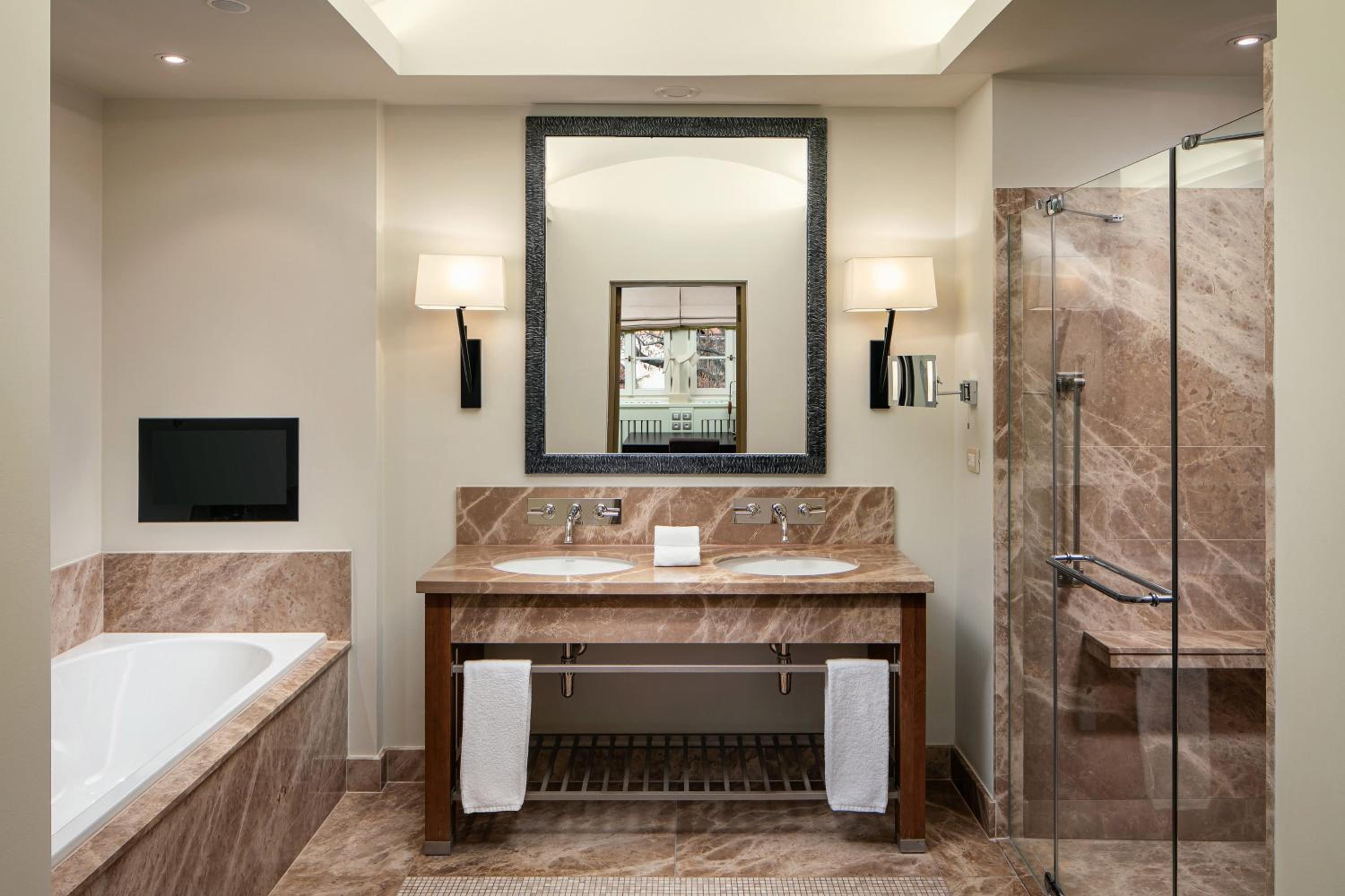 Deluxe Suite Sundial Garden View