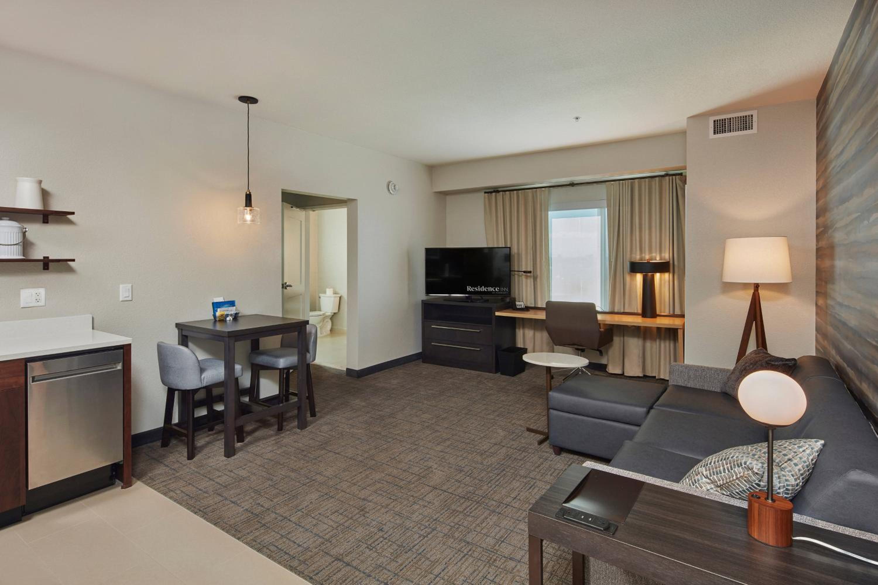 1 Bedroom Suite, 1 King, Sofa bed - Photo 1