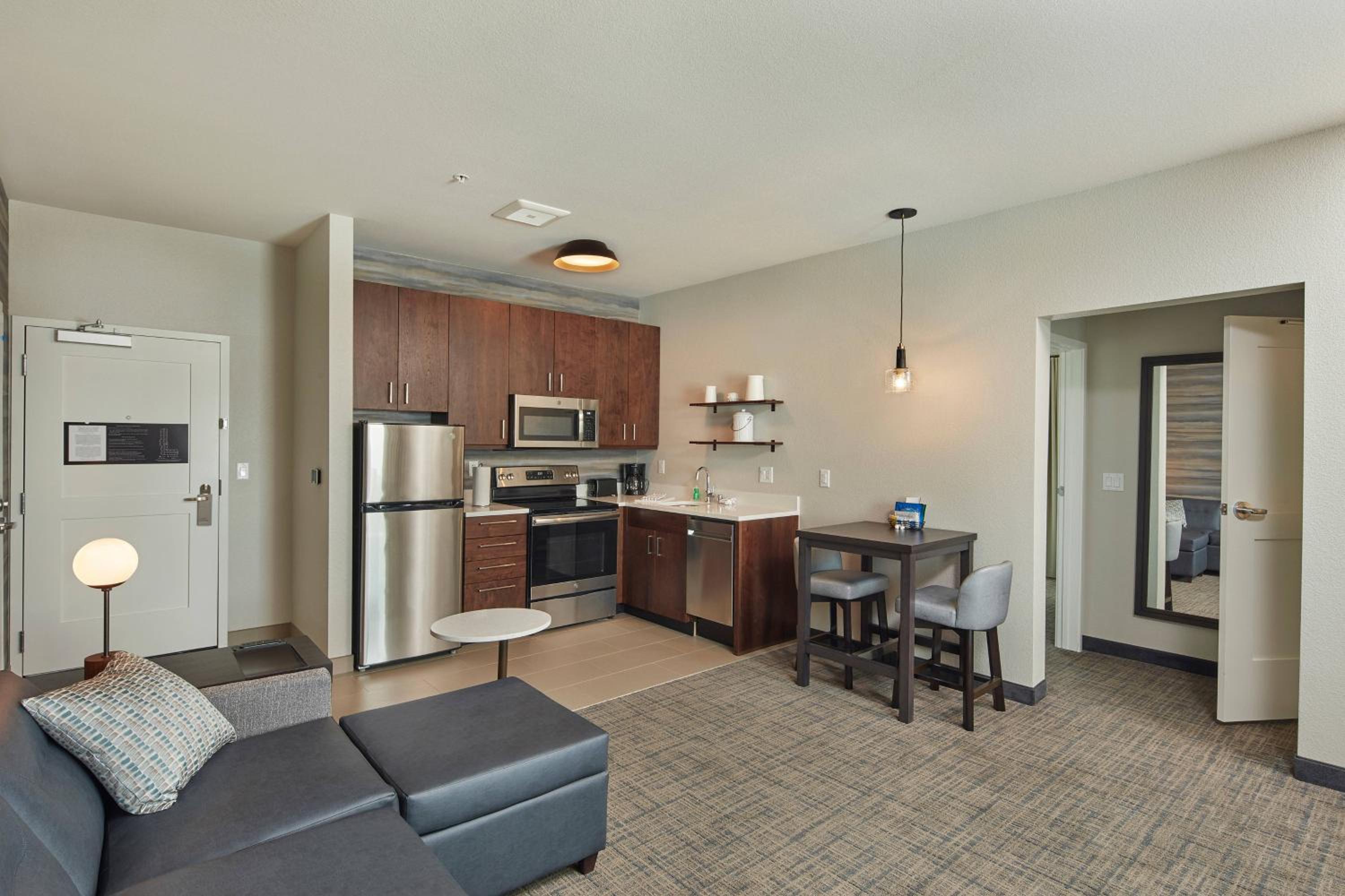 1 Bedroom Suite, 1 King, Sofa bed - Photo 4
