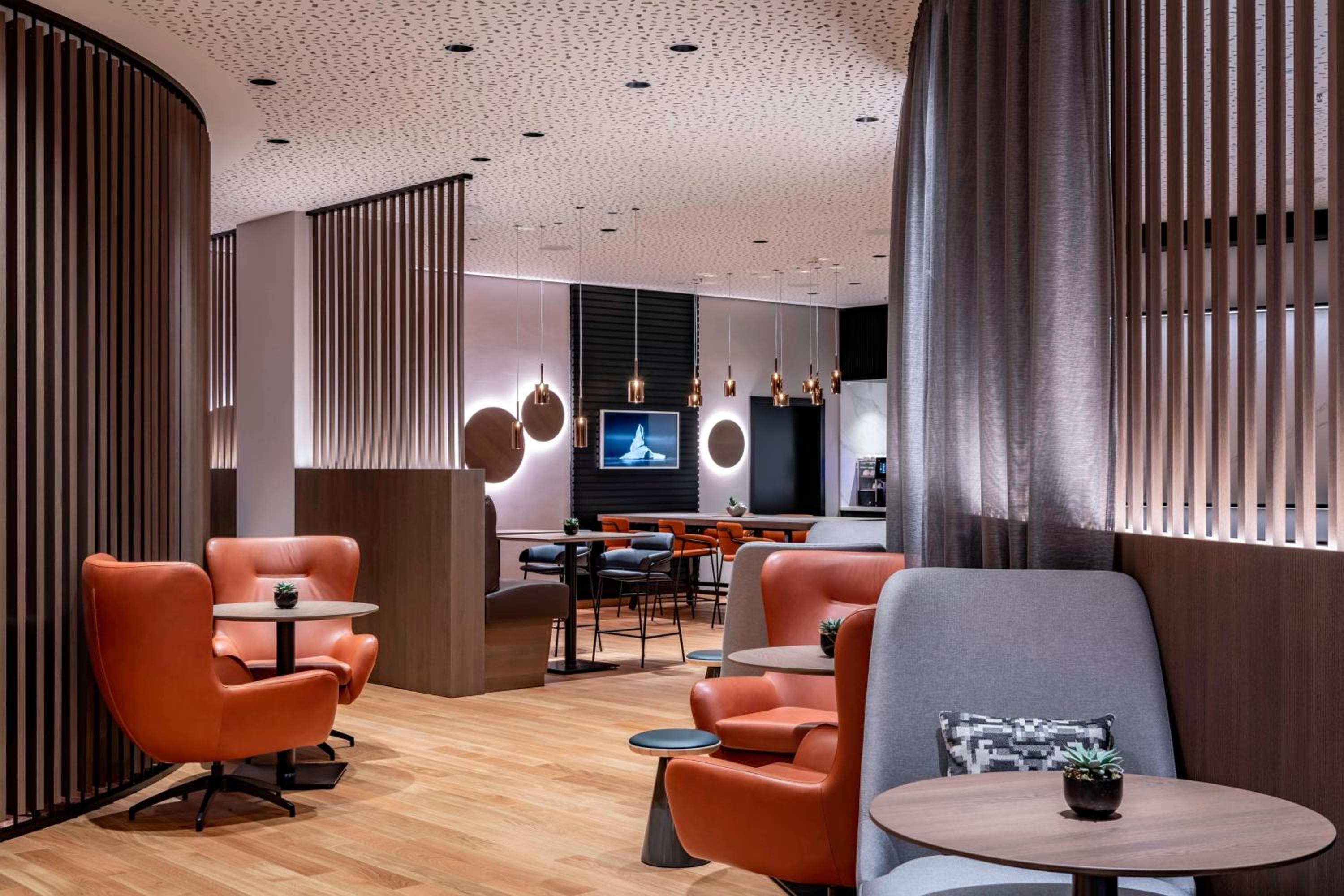 Junior Club Suite, M Club lounge access, 1 Bedroom Junior Suite, 1 King, High floor thumbnail 6