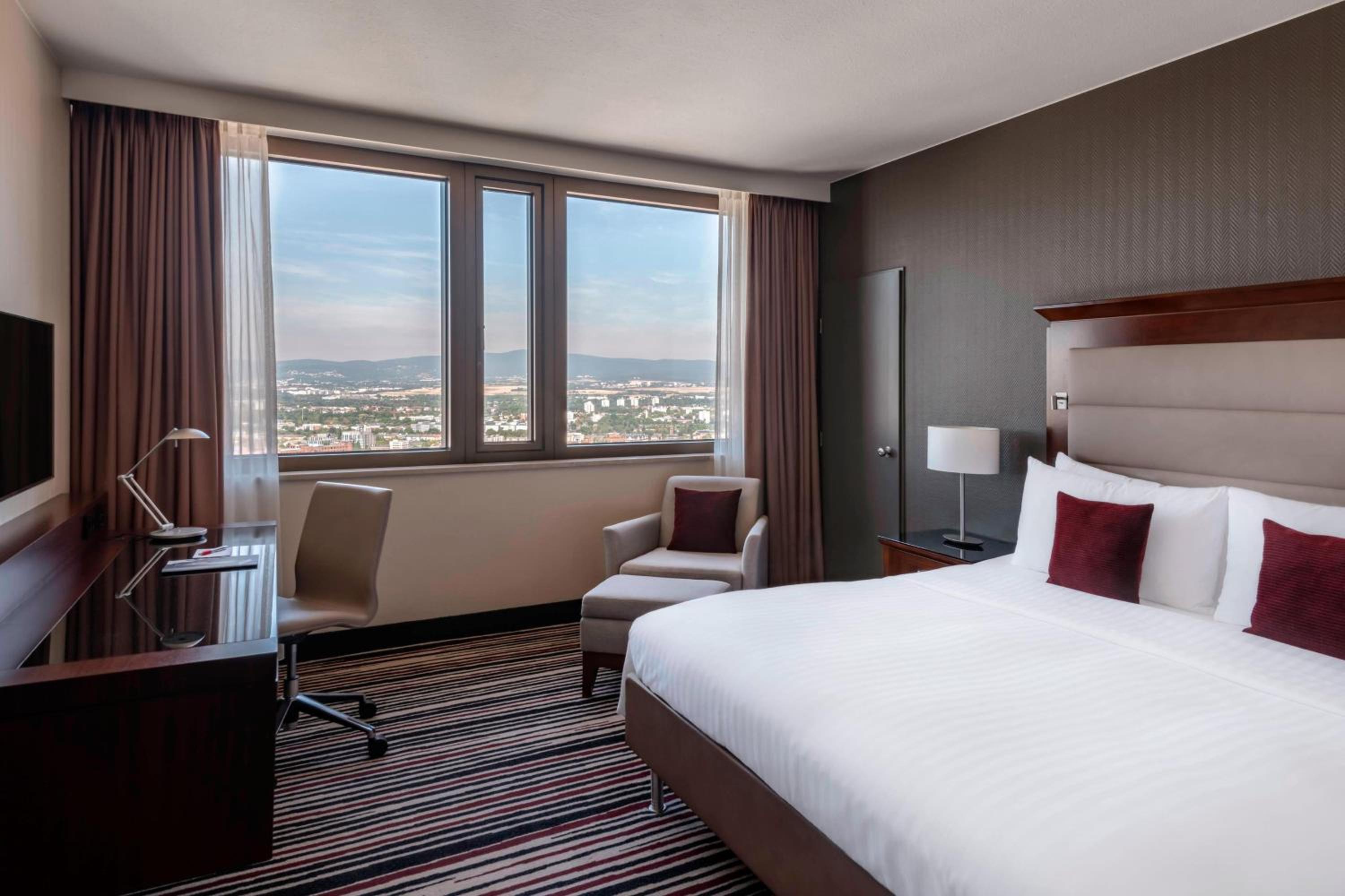 Guest room, 1 King, High floor - Photo 1