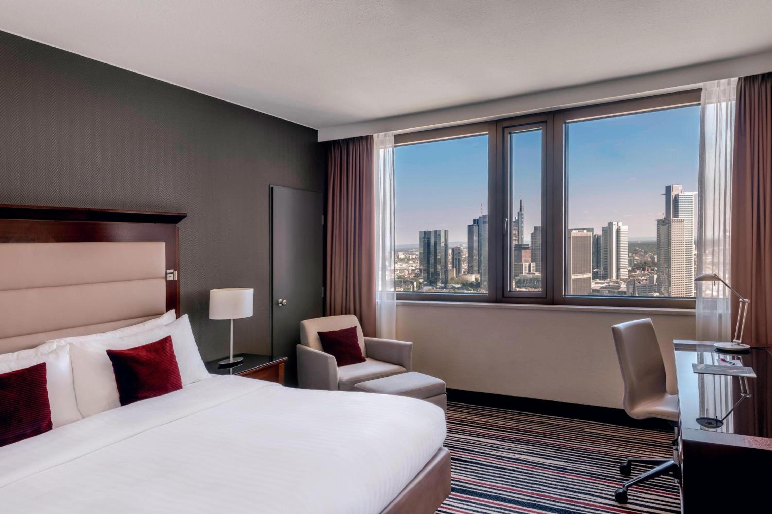 High Floor Skyline View, Guest room, 1 King, Skyline view - Photo 1