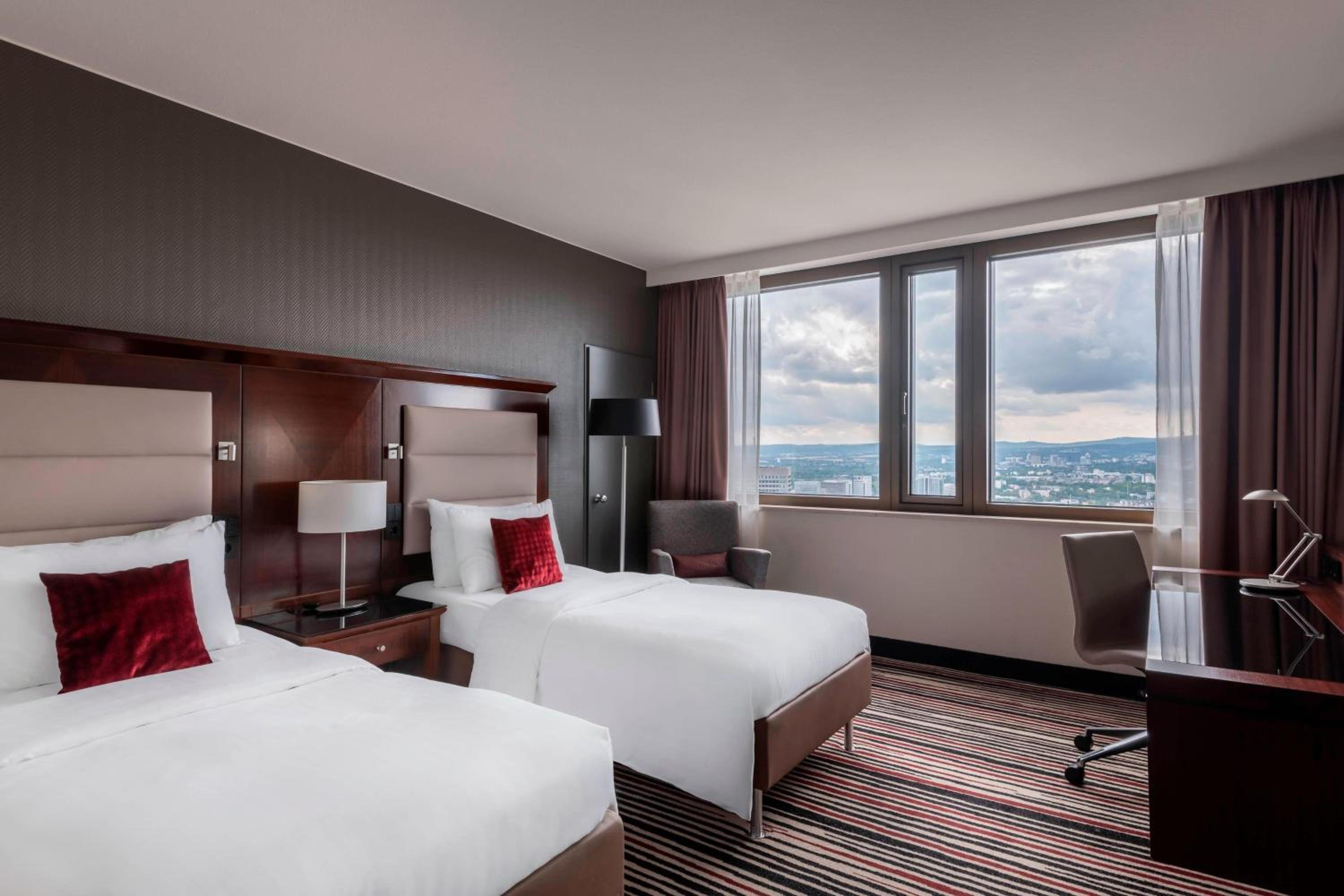 Guest room, 1 Queen, Free WIFI, High floor - Photo 1