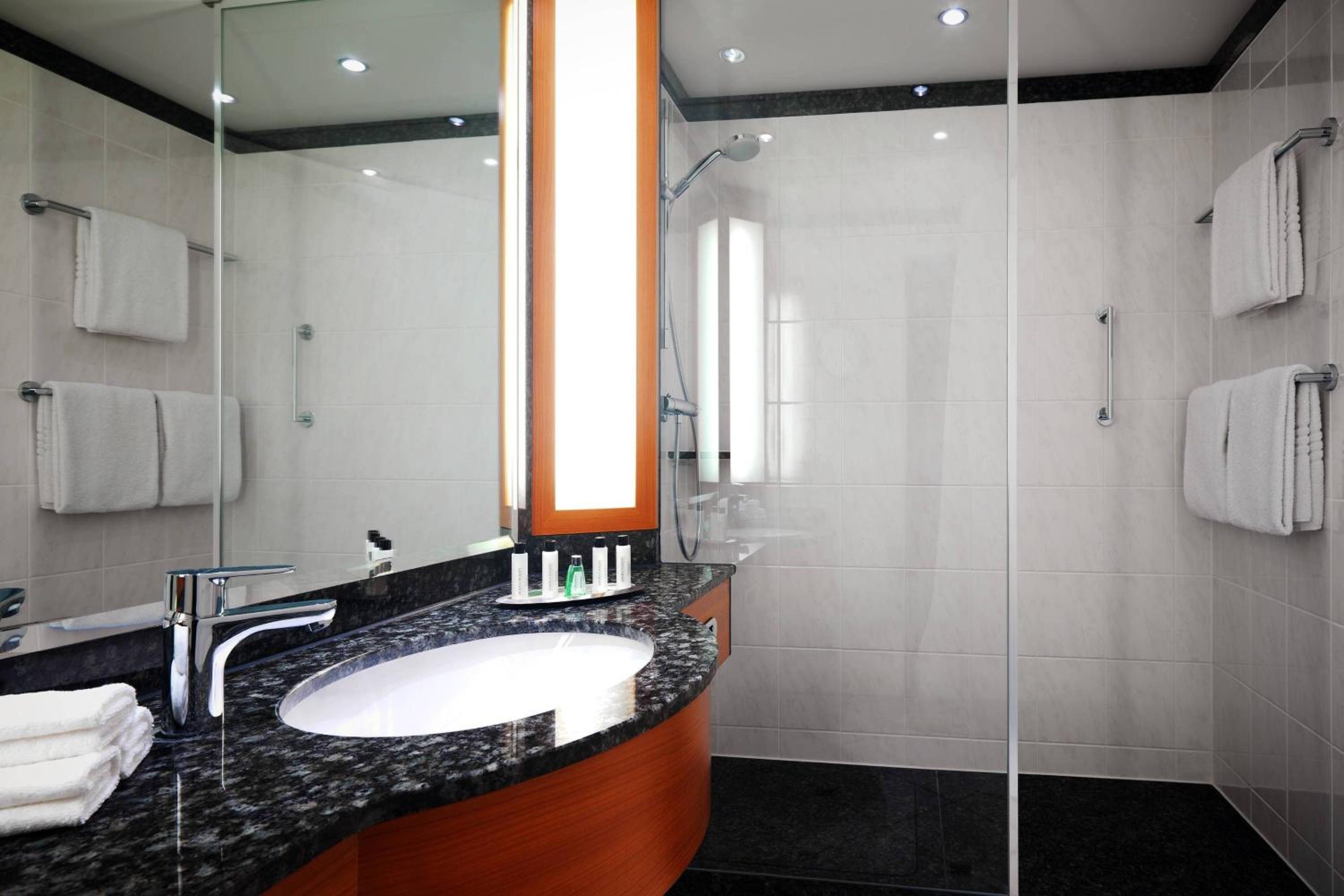 Guest room, 1 Queen, Free WIFI, High floor - Photo 4